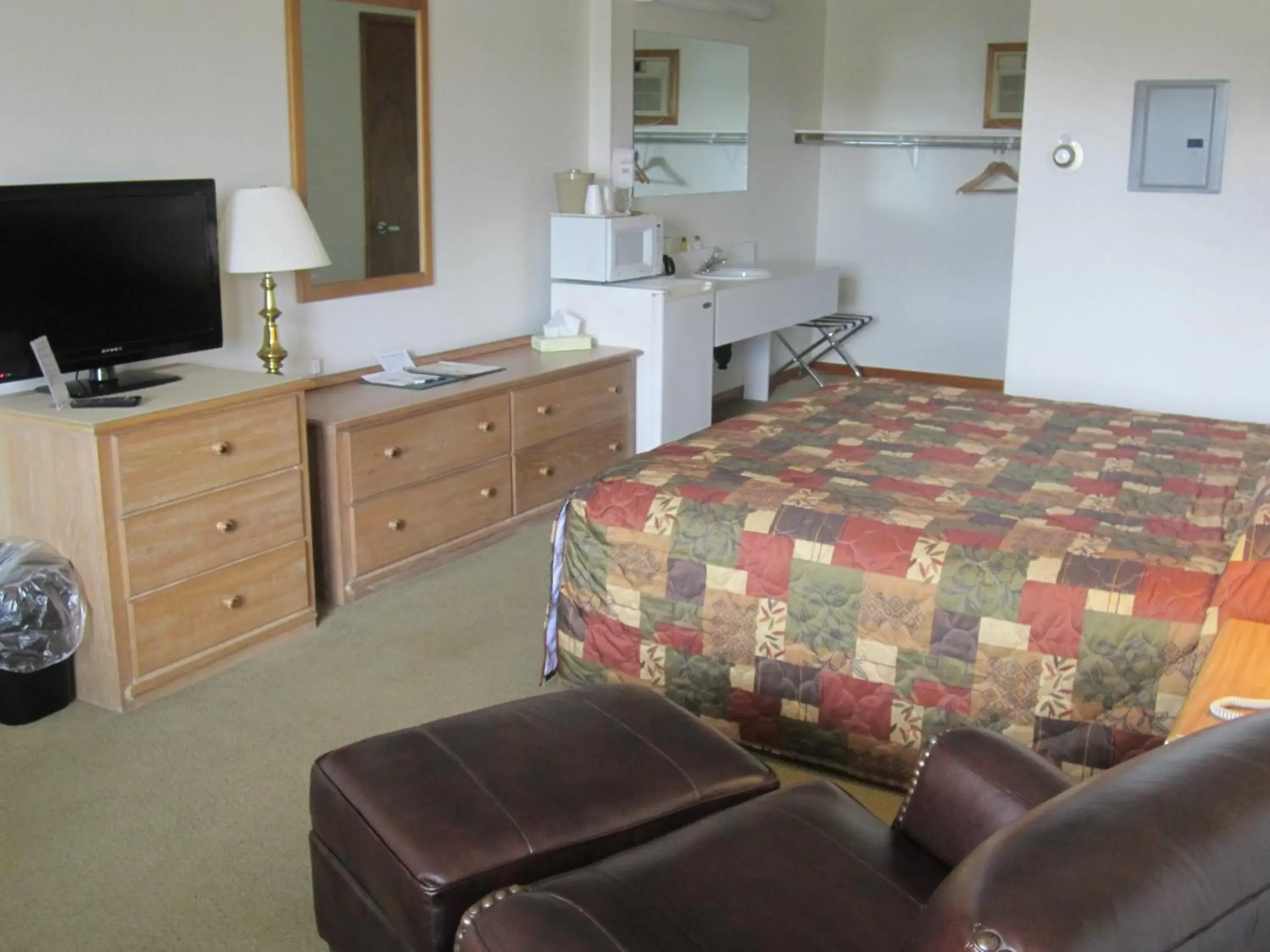 Bed, TV/Entertainment Center in Bishops Country Inn Motel