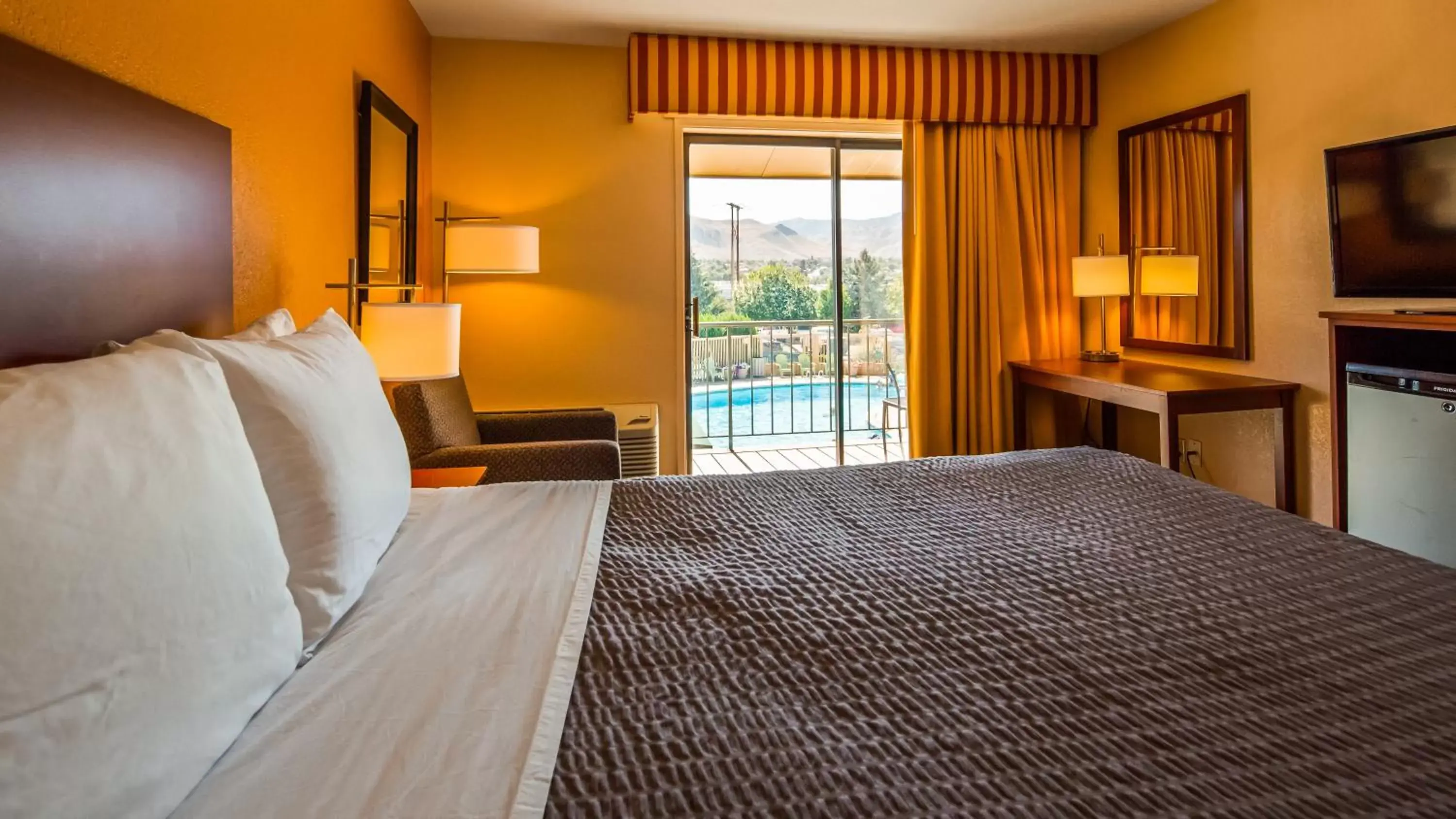 Bedroom, Bed in SureStay Hotel by Best Western Wenatchee