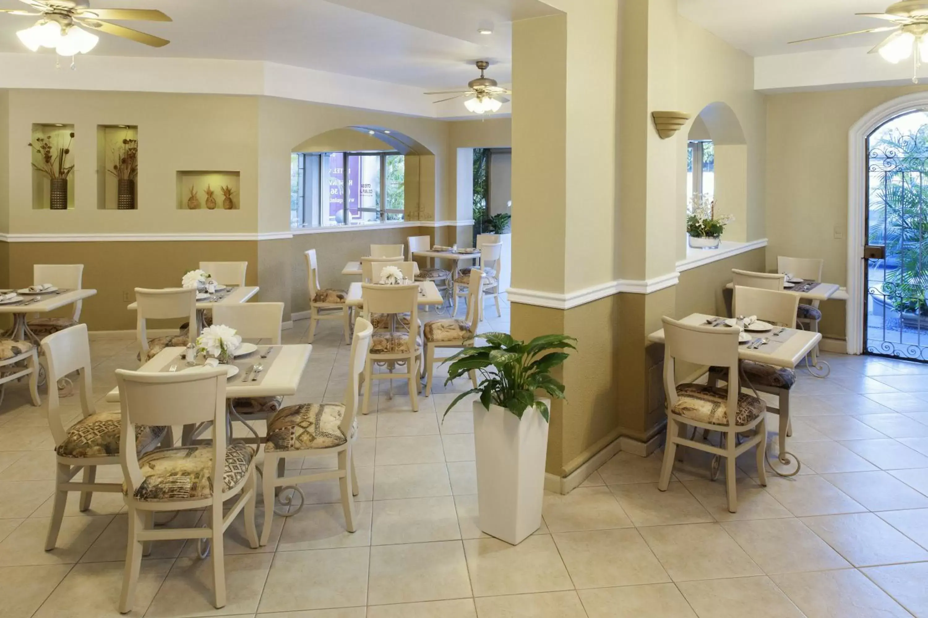 Restaurant/Places to Eat in Hotel & Suites Quinta Magna