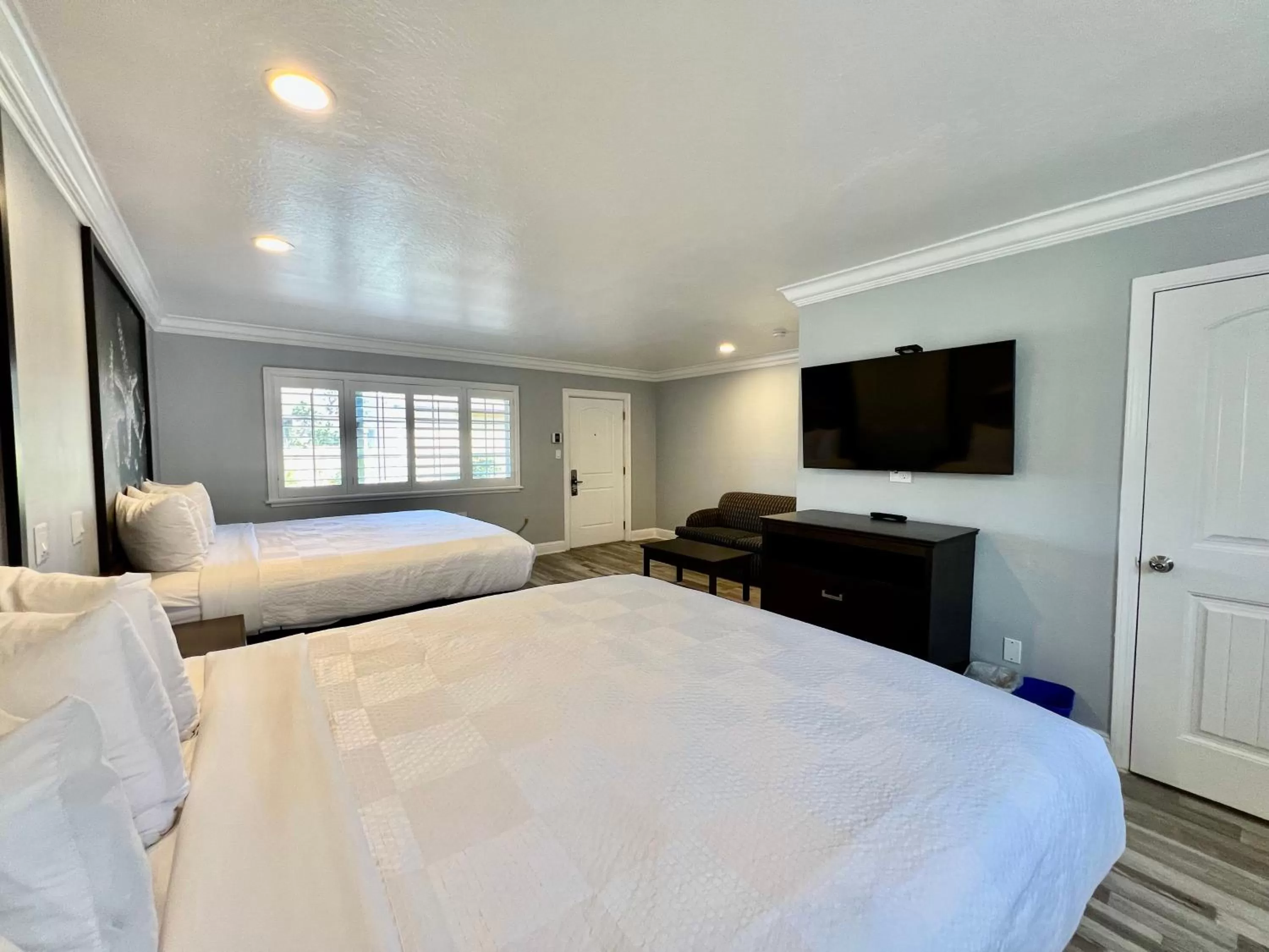 Bed in Aura Inn Monterey