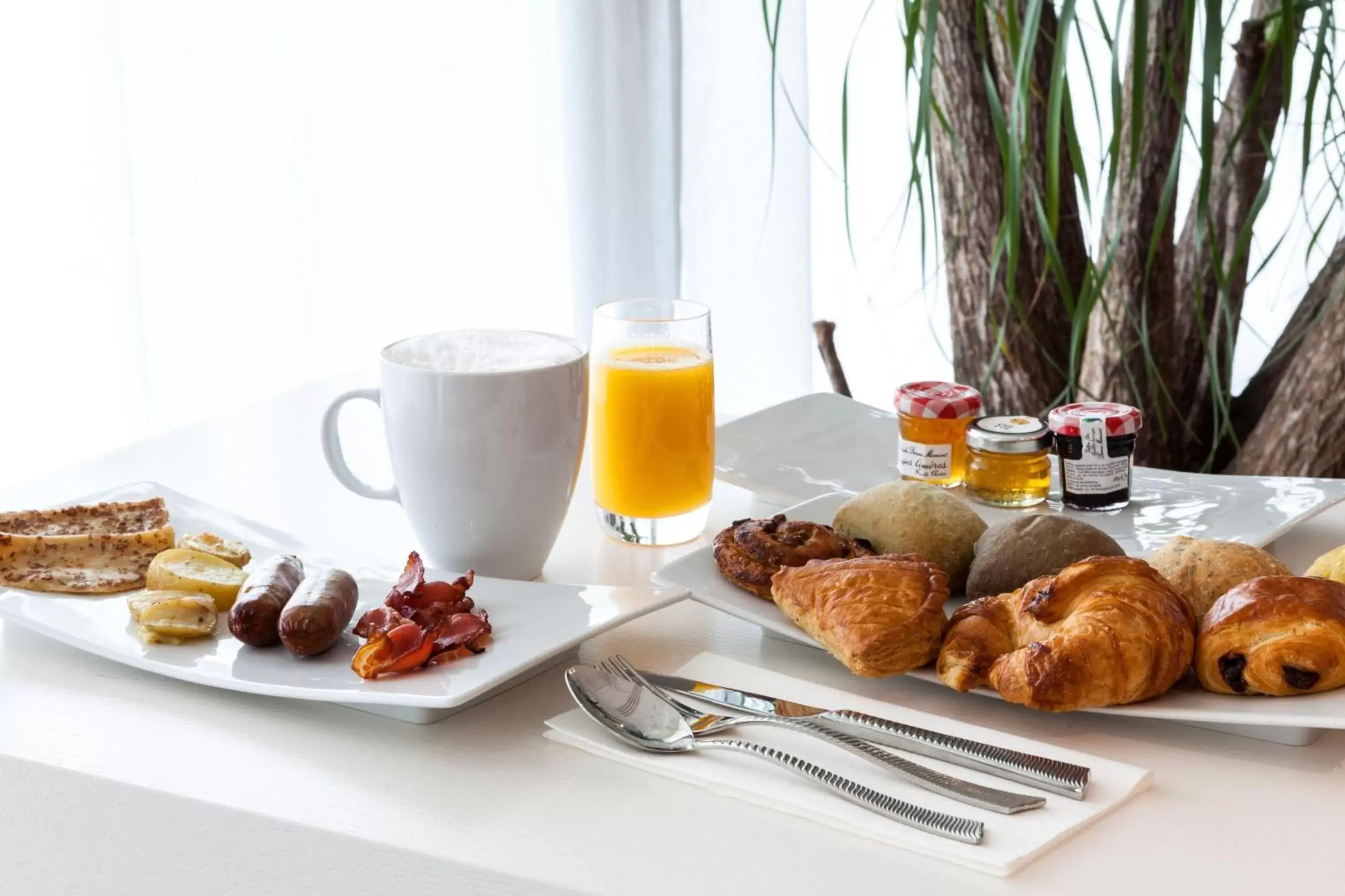 Restaurant/places to eat, Breakfast in AC Hotel by Marriott Paris Le Bourget Airport