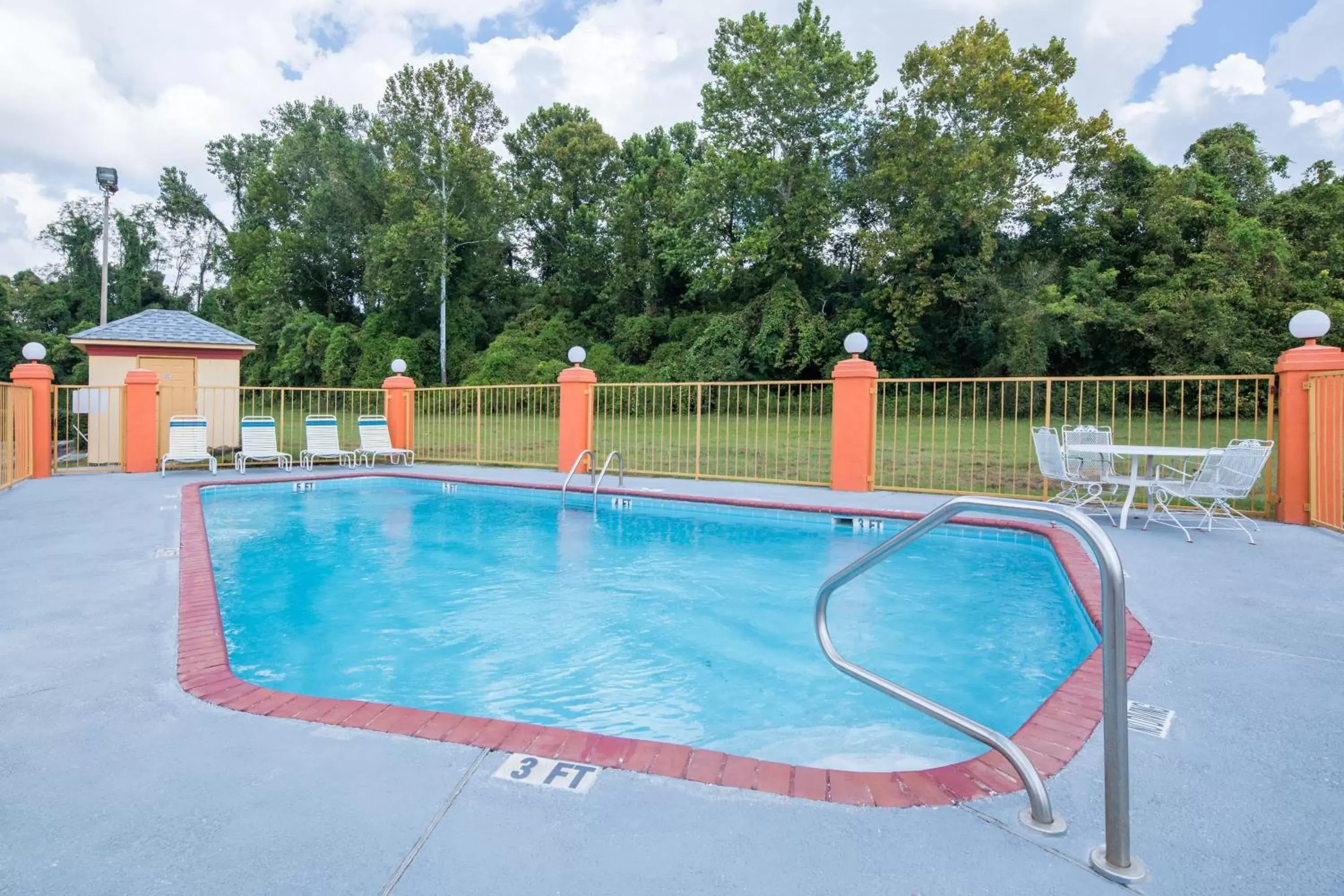 Swimming Pool in Howard Johnson by Wyndham Vicksburg