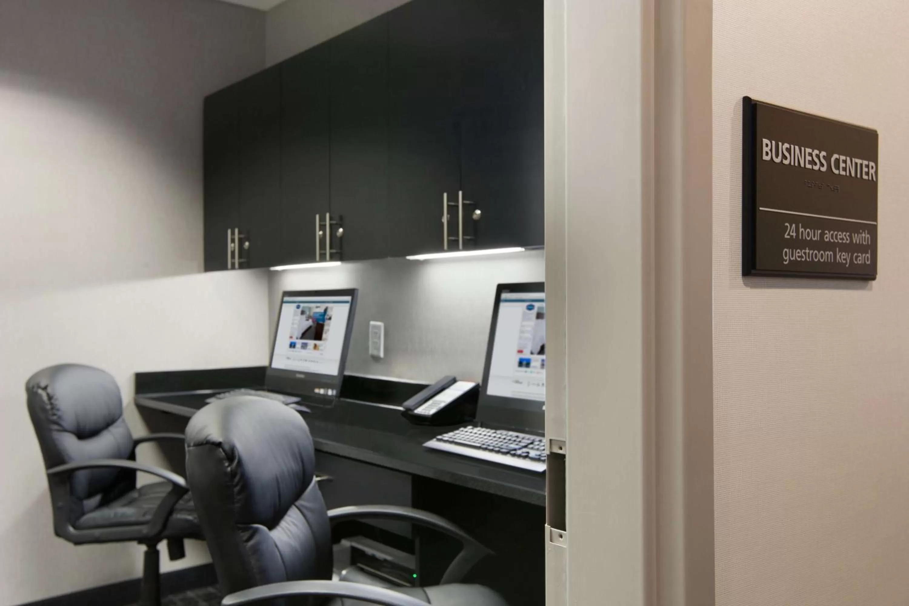 Business facilities in Hampton Inn and Suites Roanoke Airport/Valley View Mall