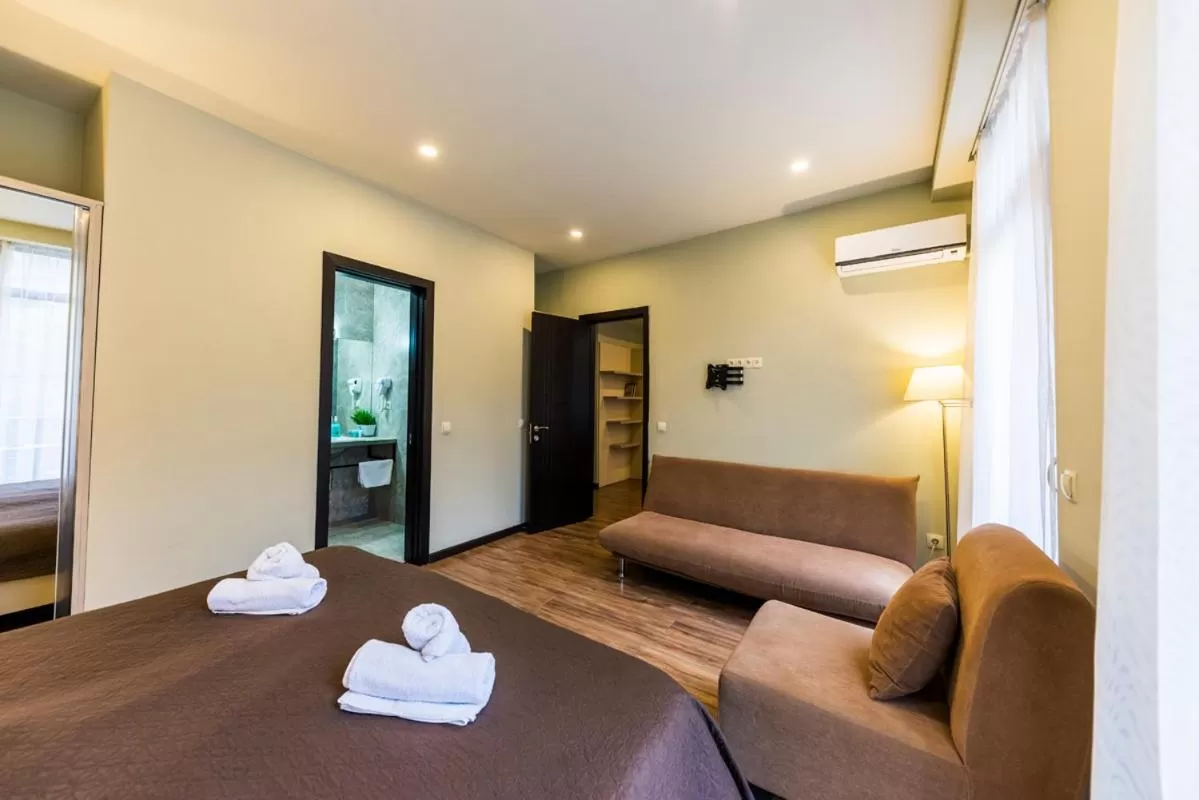 Bathroom, Bed in Sani Apart Hotel