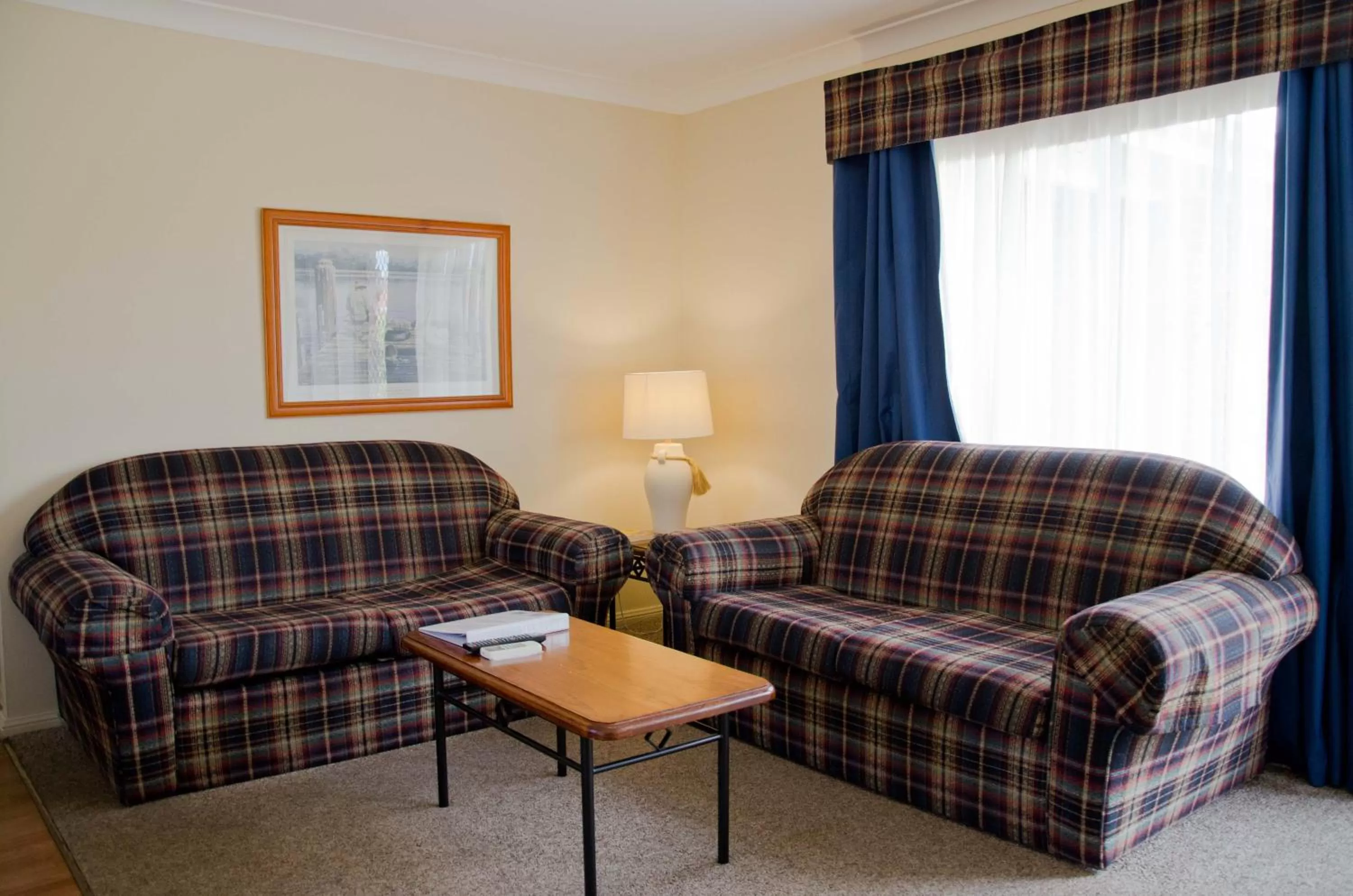 Living room in Baybrook Motor Inn