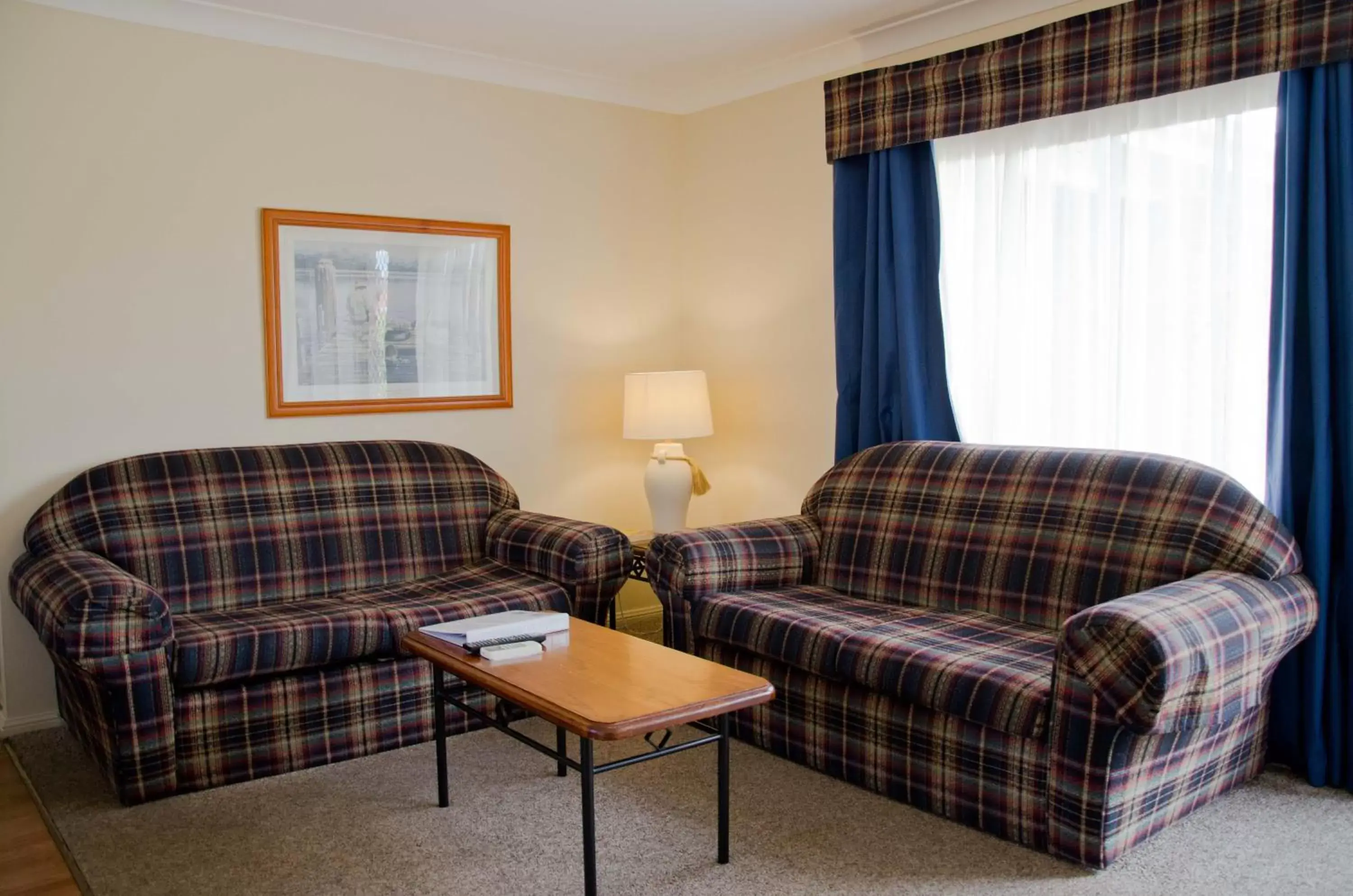 Living room, Seating Area in Baybrook Motor Inn