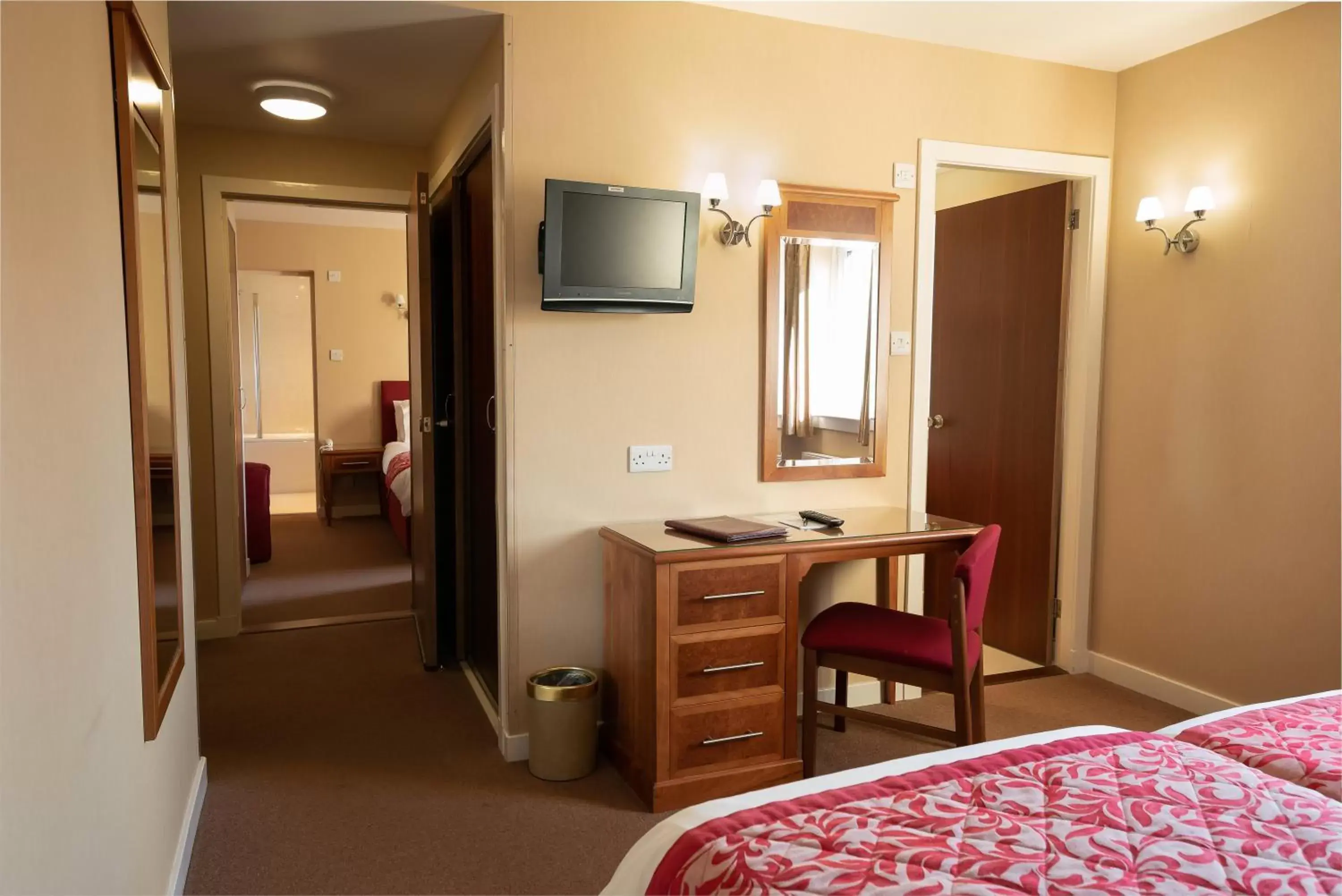 Bedroom, TV/Entertainment Center in Laichmoray Hotel