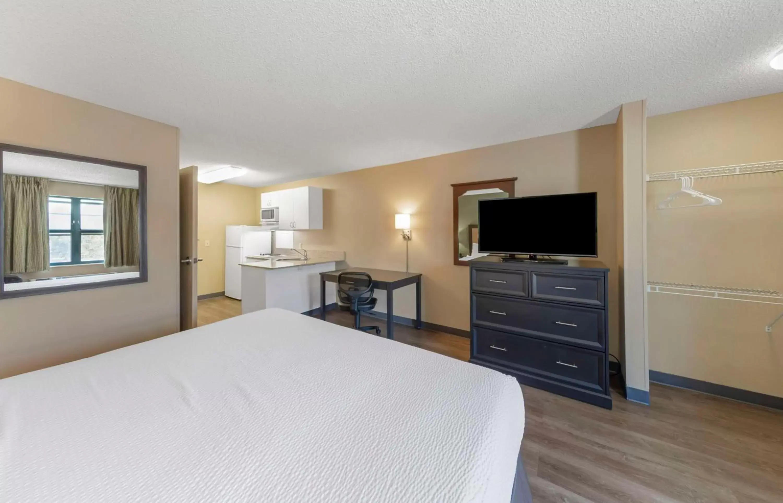 Bedroom, Bed in Extended Stay America Suites - Orange County - Yorba Linda