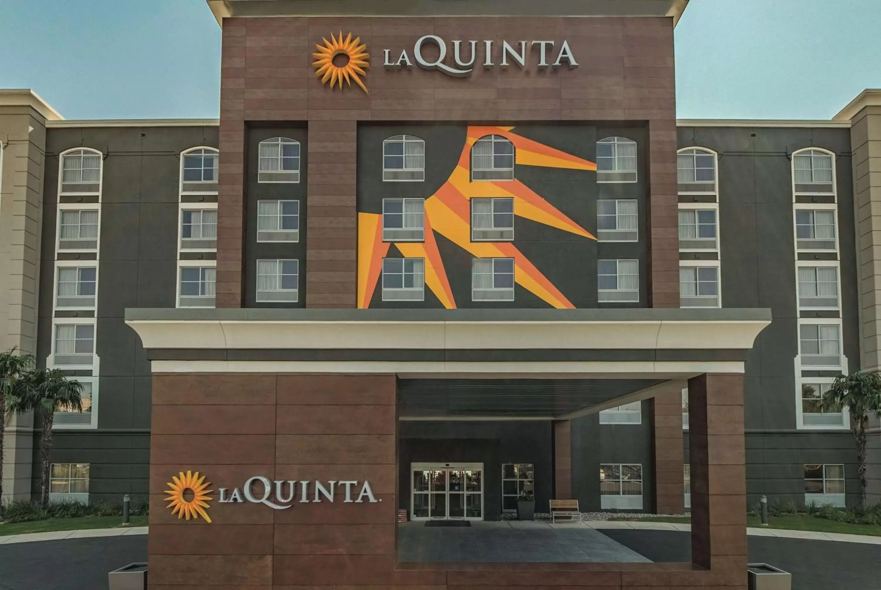 Property building, Property Logo/Sign in La Quinta Inn & Suites by Wyndham San Antonio Downtown