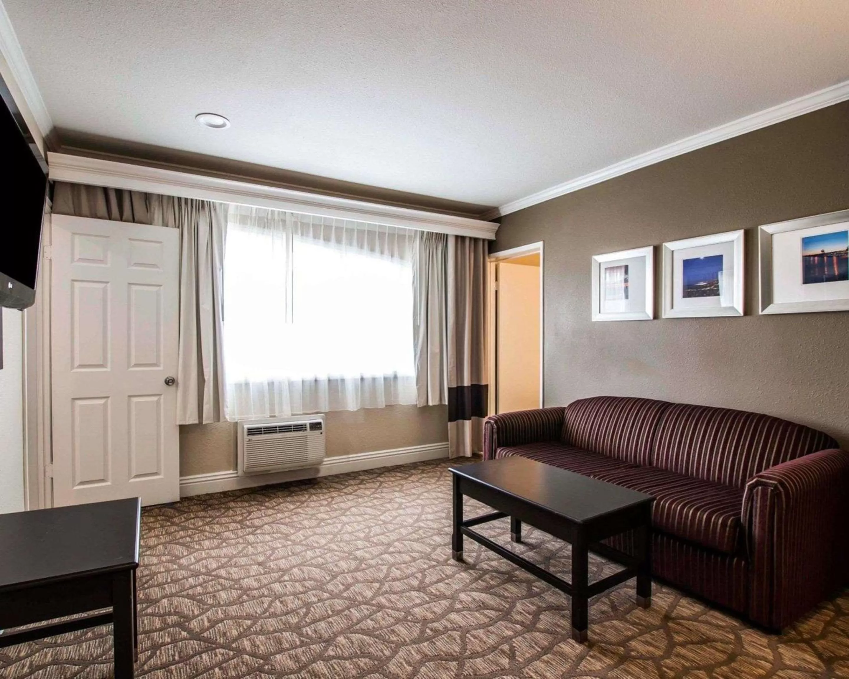 Photo of the whole room in Comfort Suites San Clemente Beach