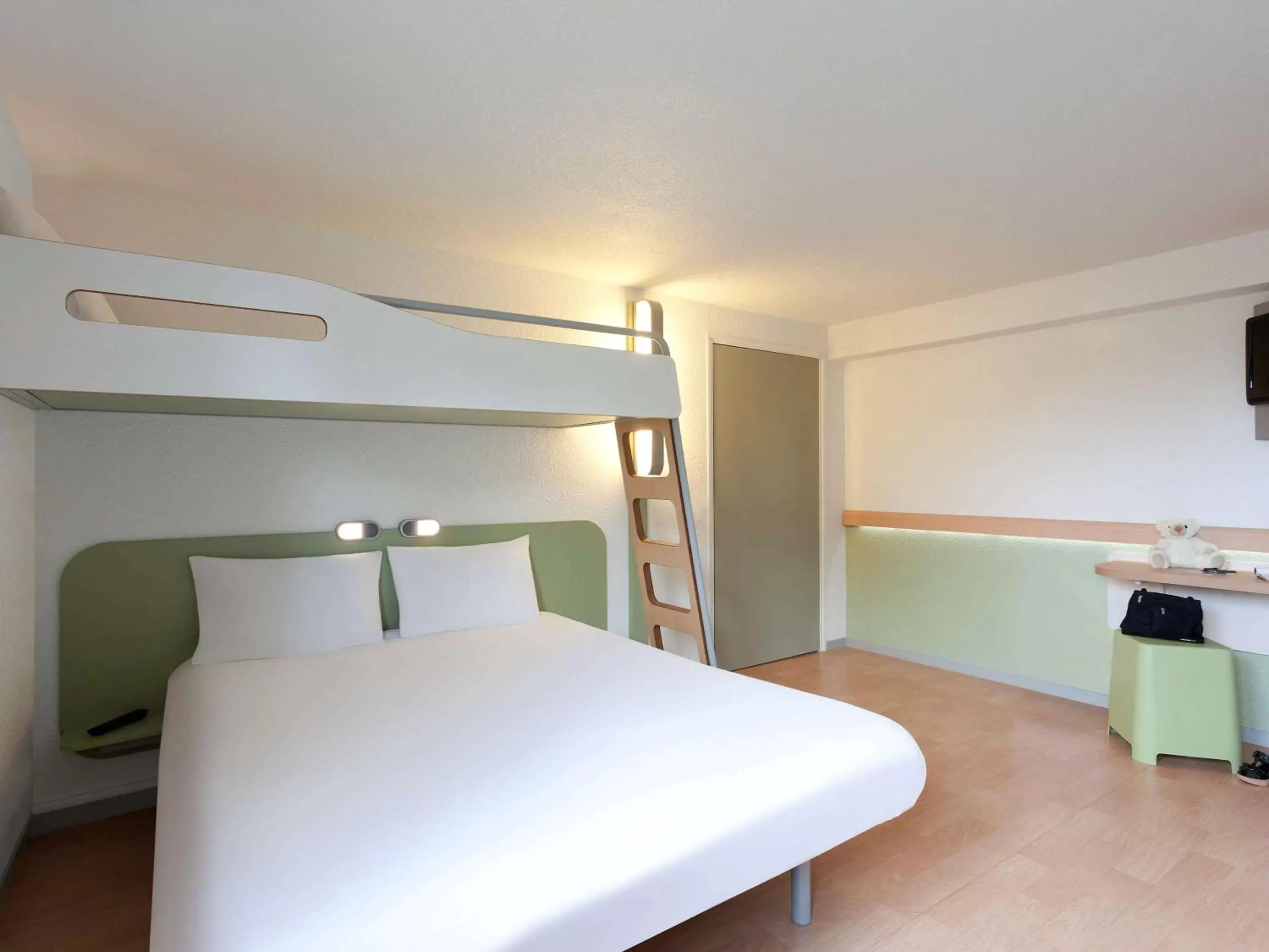 Photo of the whole room, Bunk Bed in ibis budget Tarbes