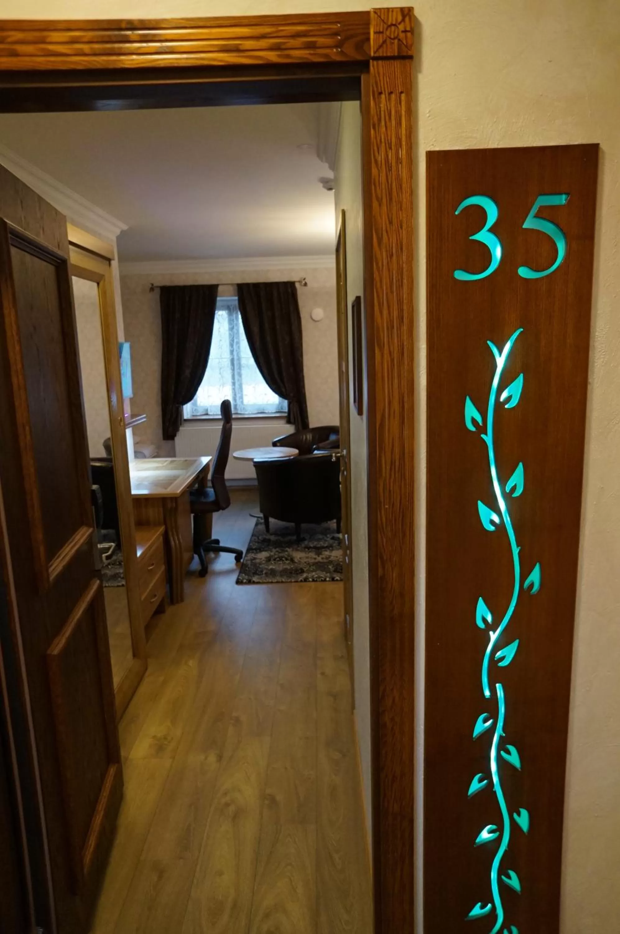 Living room, Bed in Georgi Hotell