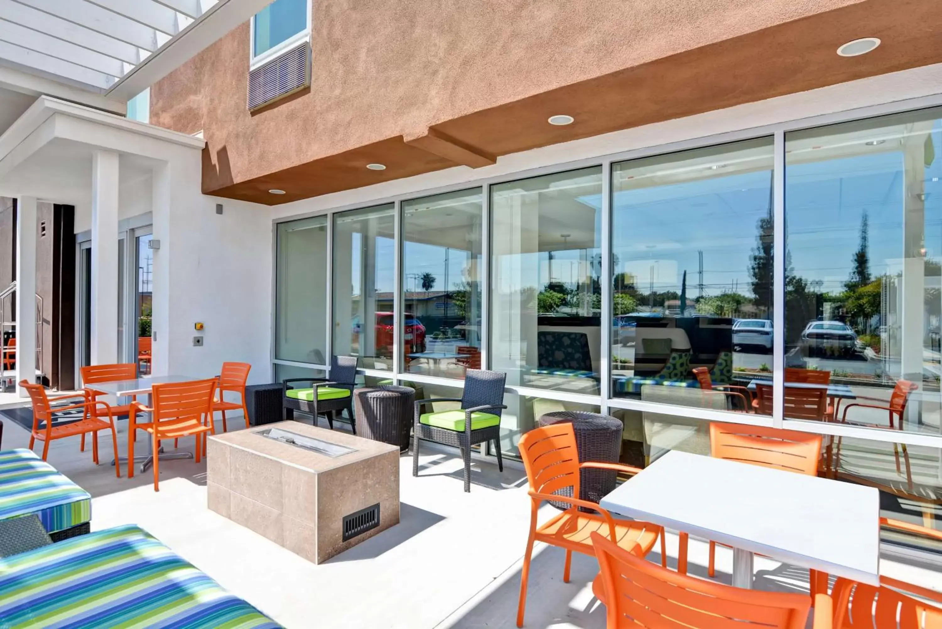 Patio, Restaurant/Places to Eat in Home2 Suites Azusa