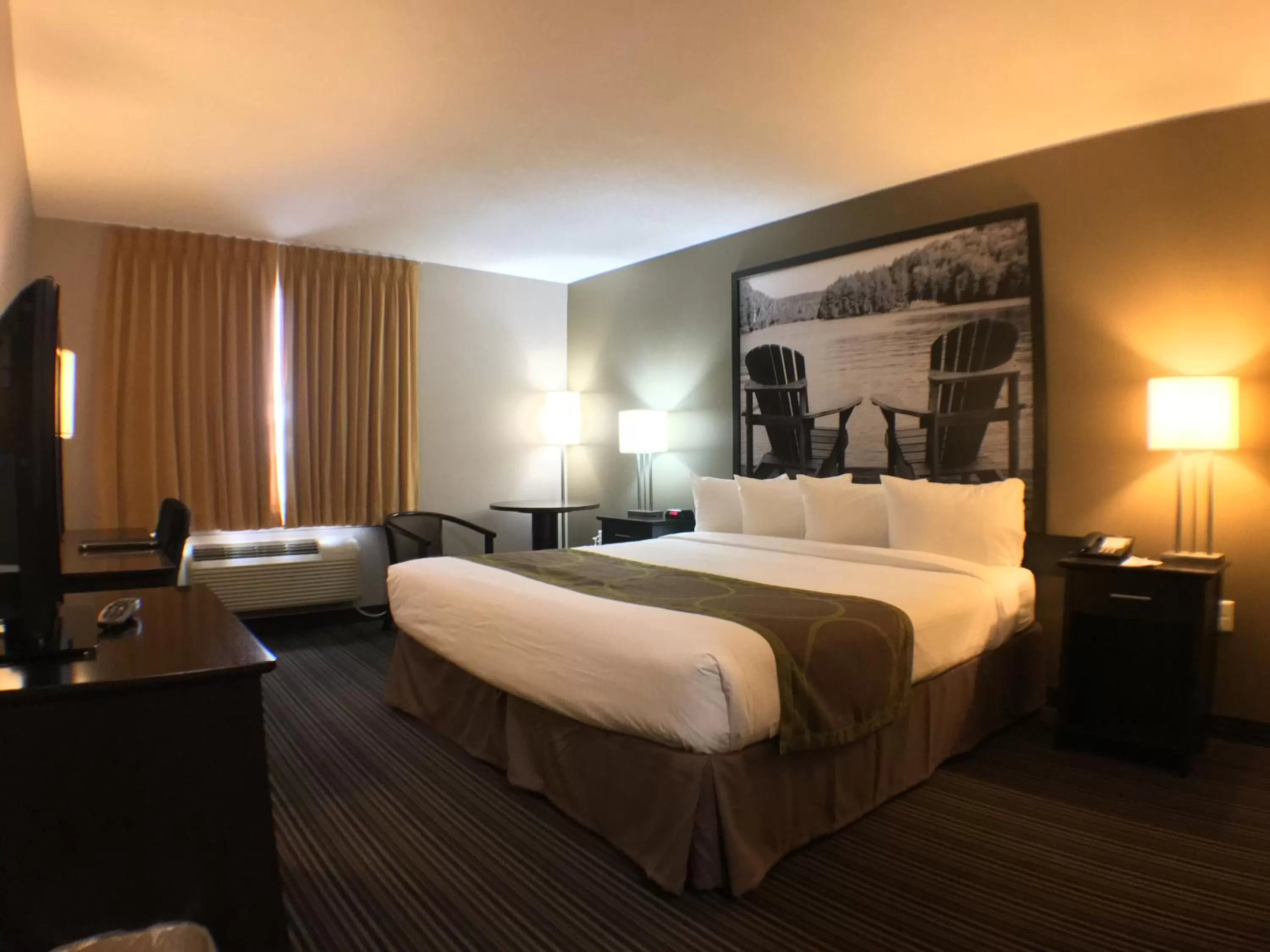 Photo of the whole room, Bed in Super 8 by Wyndham Kapuskasing