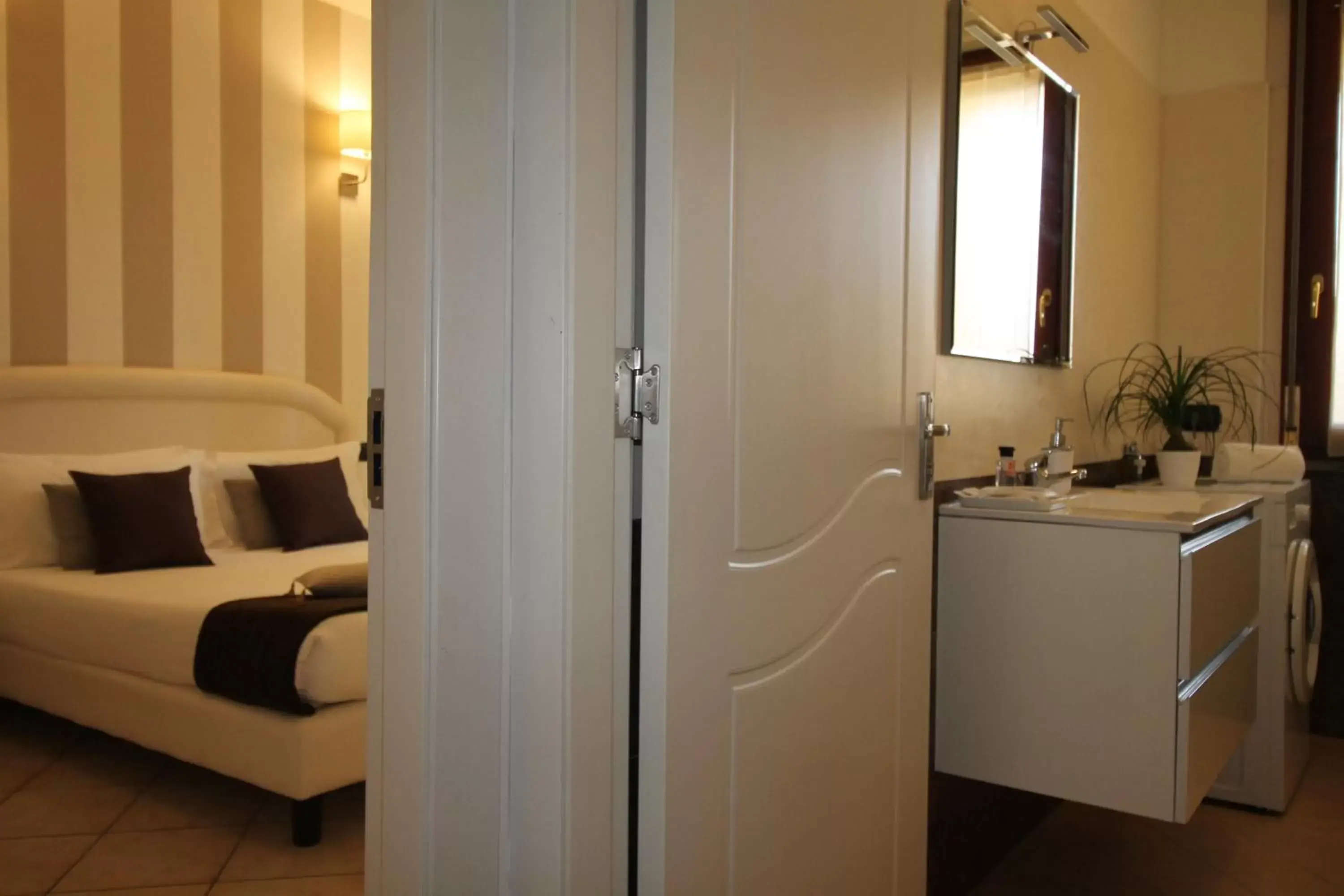 Bathroom, Kitchen/Kitchenette in HQ Aparthotel Milano Inn - Smart Suites