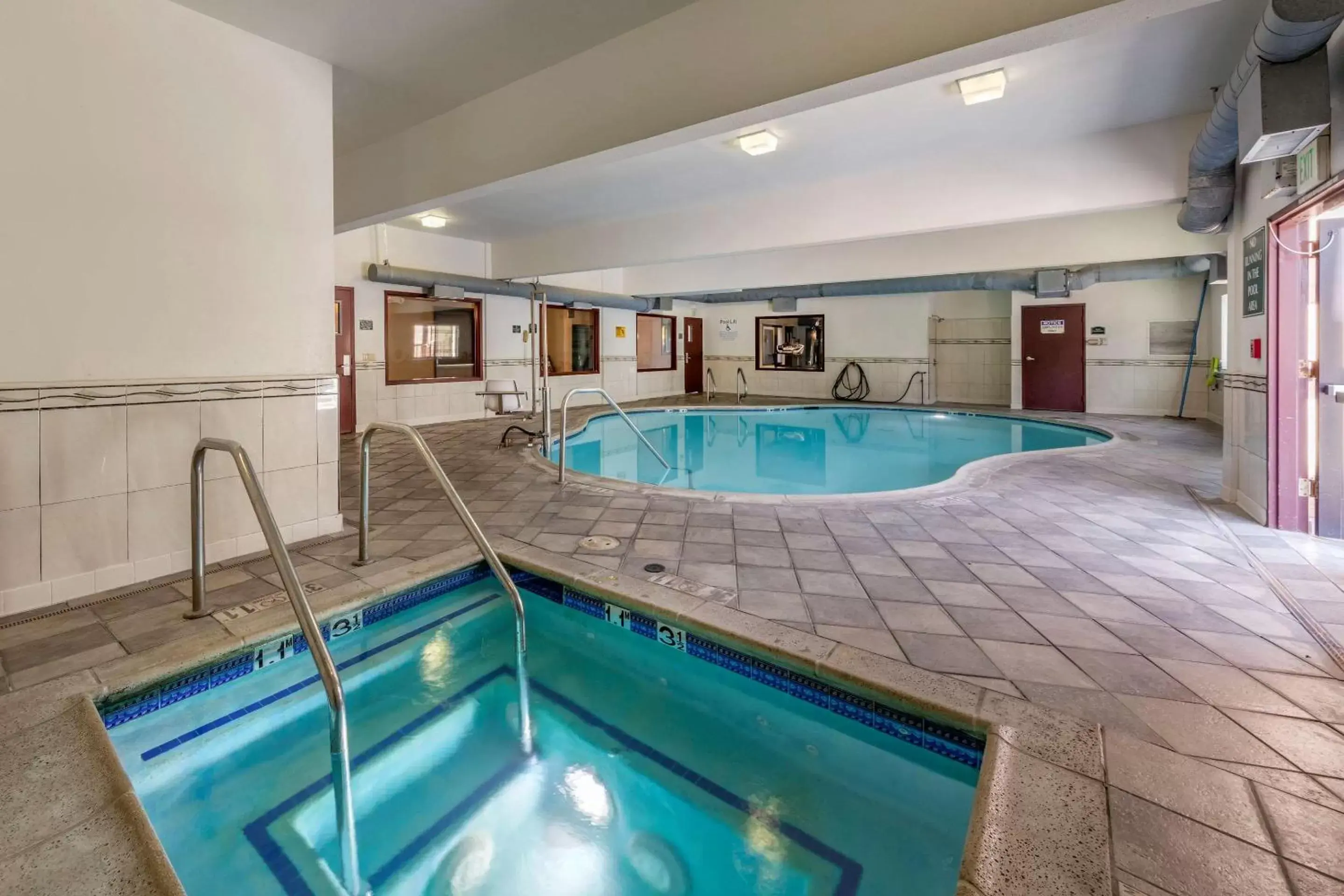 Hot Tub, Swimming Pool in Comfort Suites Redlands