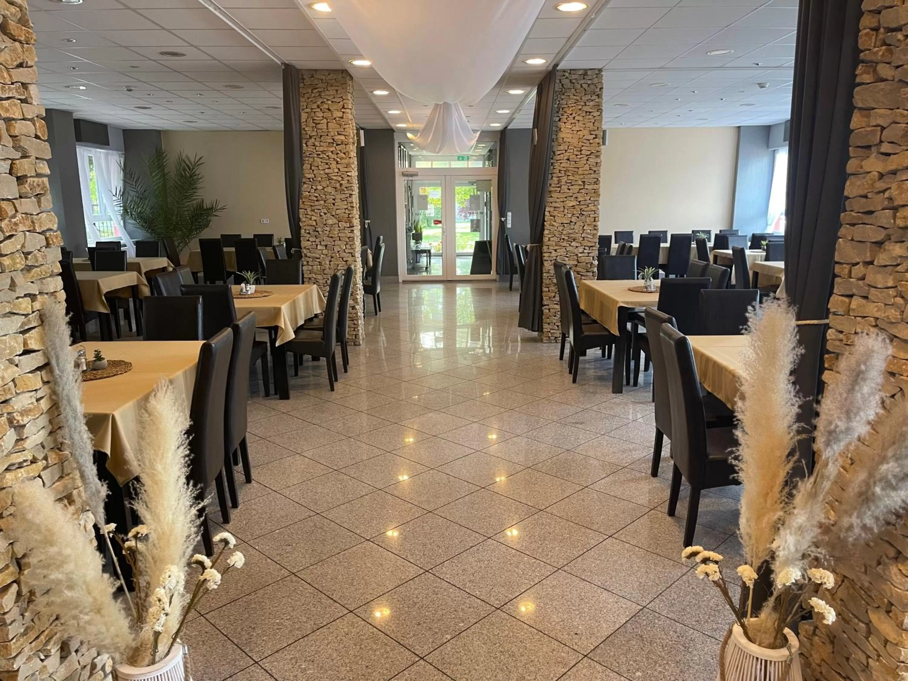 Restaurant/places to eat in Airport Szálló