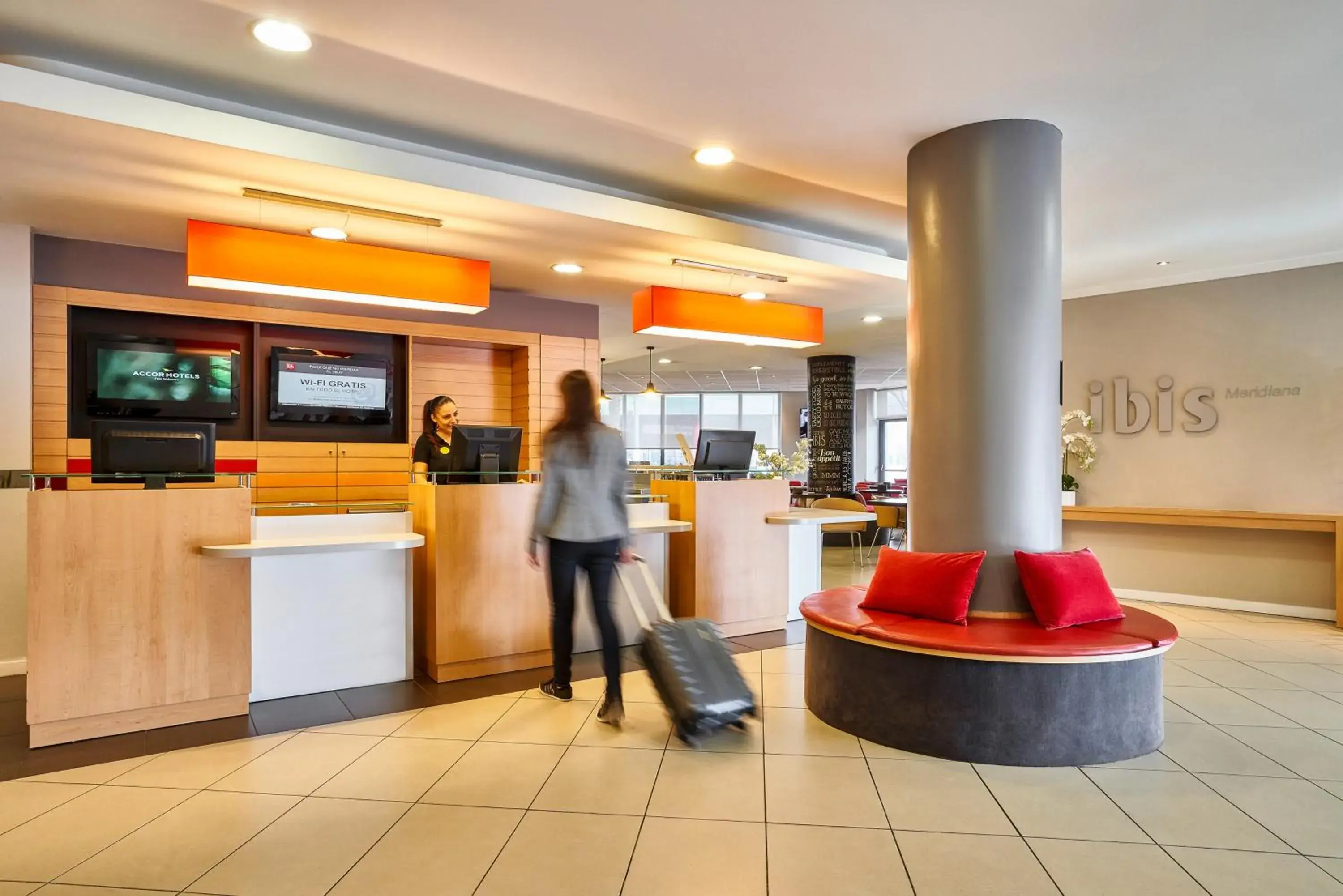 Lobby or reception in Ibis Barcelona Meridiana