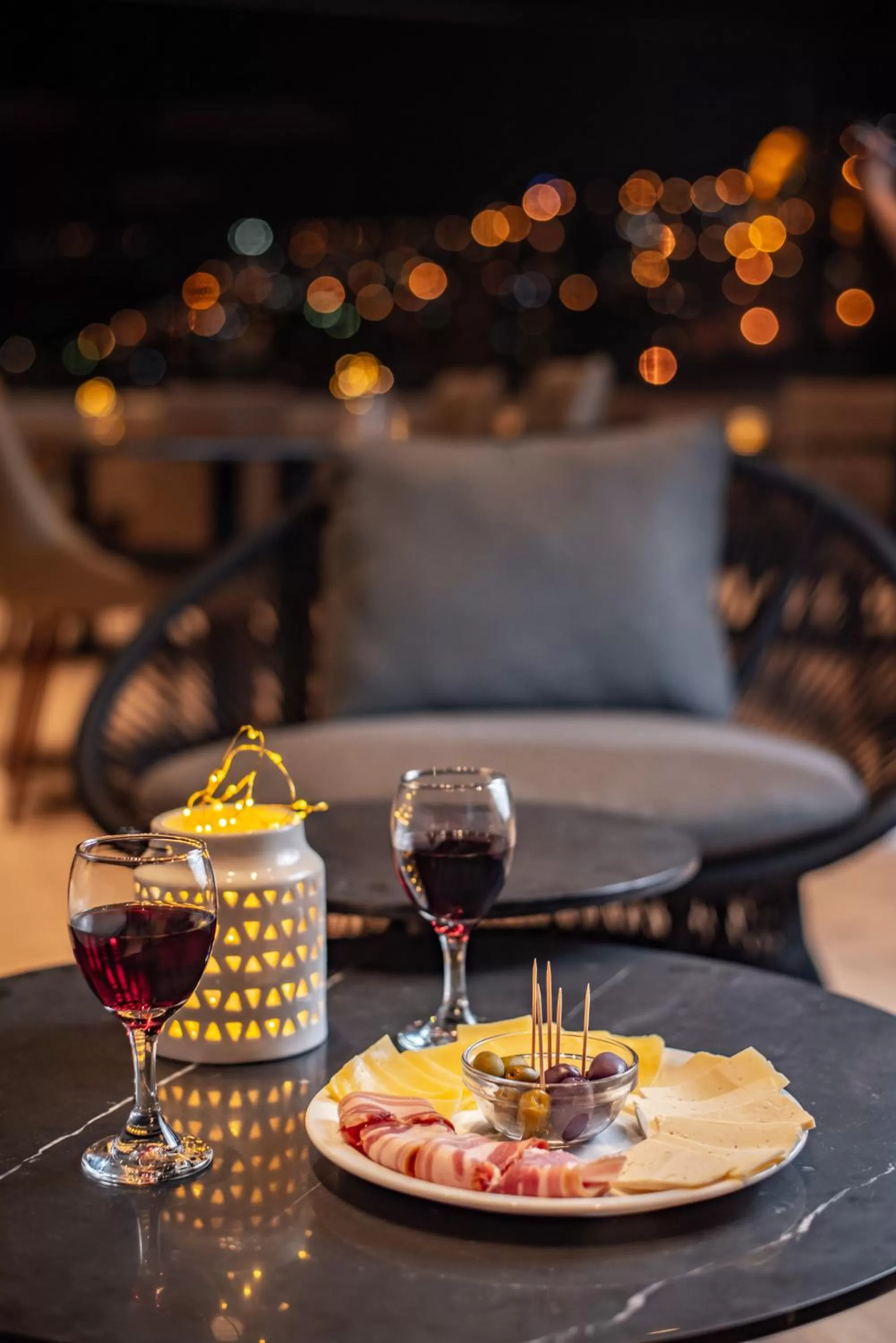 Restaurant/places to eat in Mitru Express Hotel