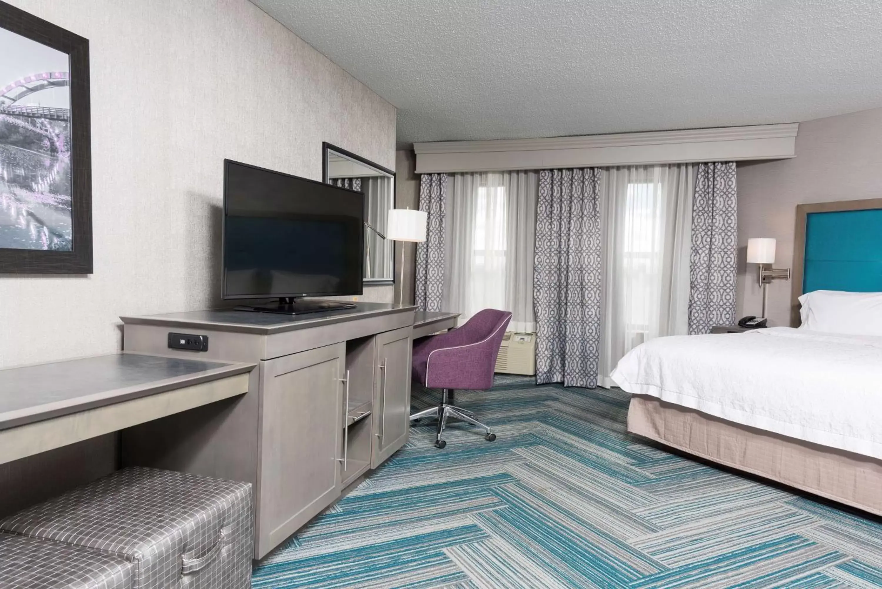 Bedroom, TV/Entertainment Center in Hampton Inn Midland