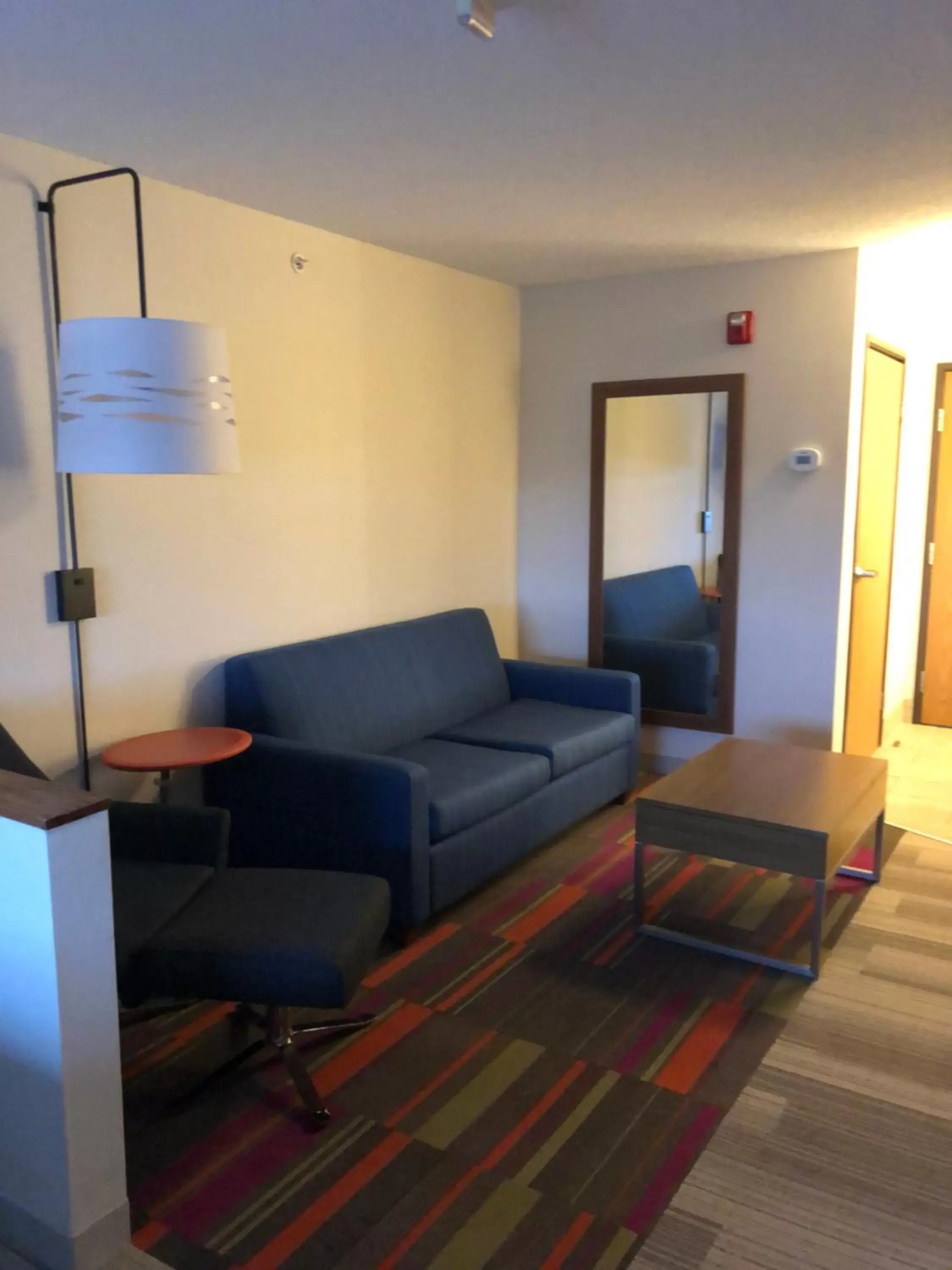 Living room, Seating Area in Holiday Inn Express Mt. Vernon, an IHG Hotel