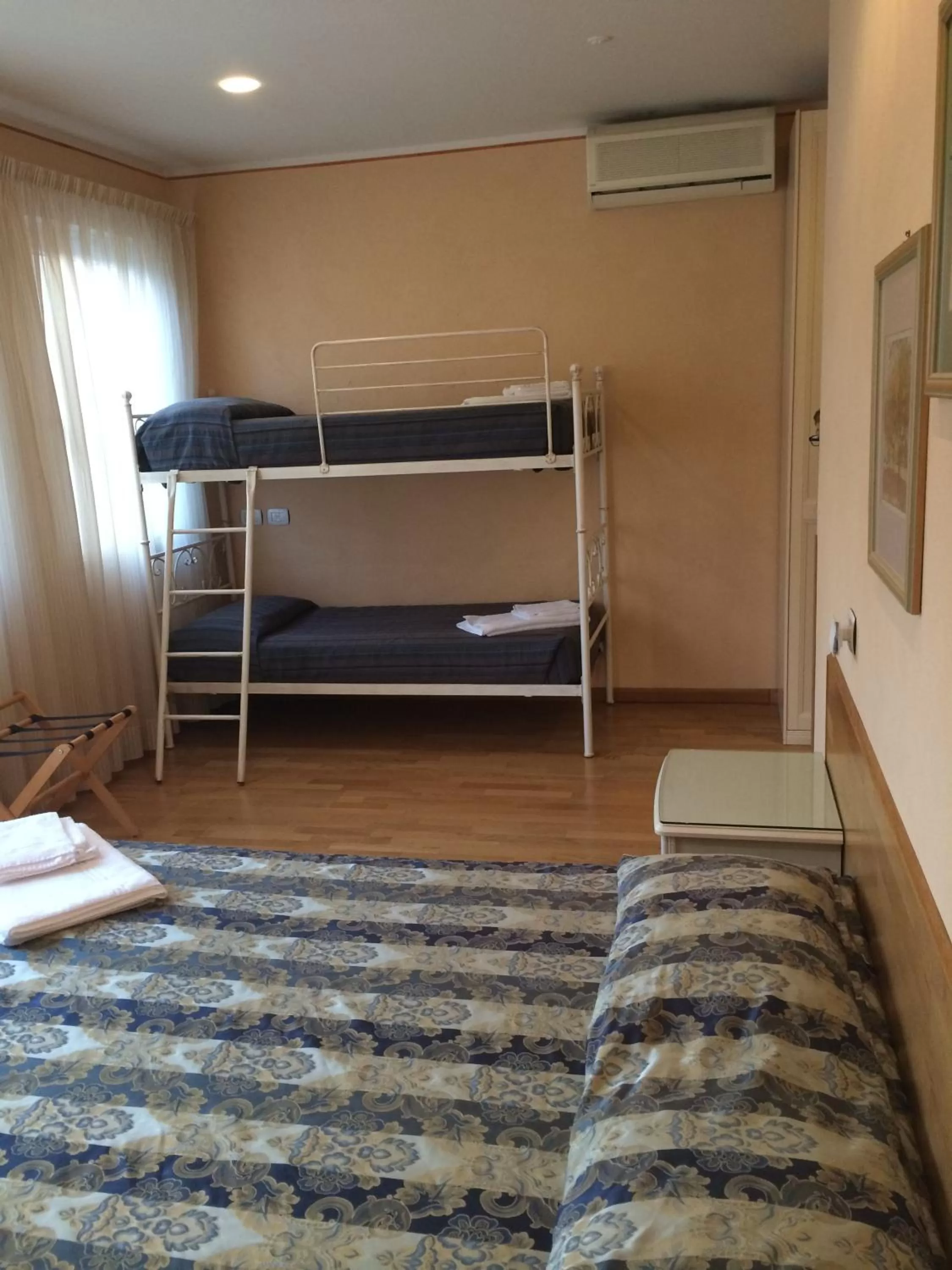 bunk bed, Bed in Hotel Concordia