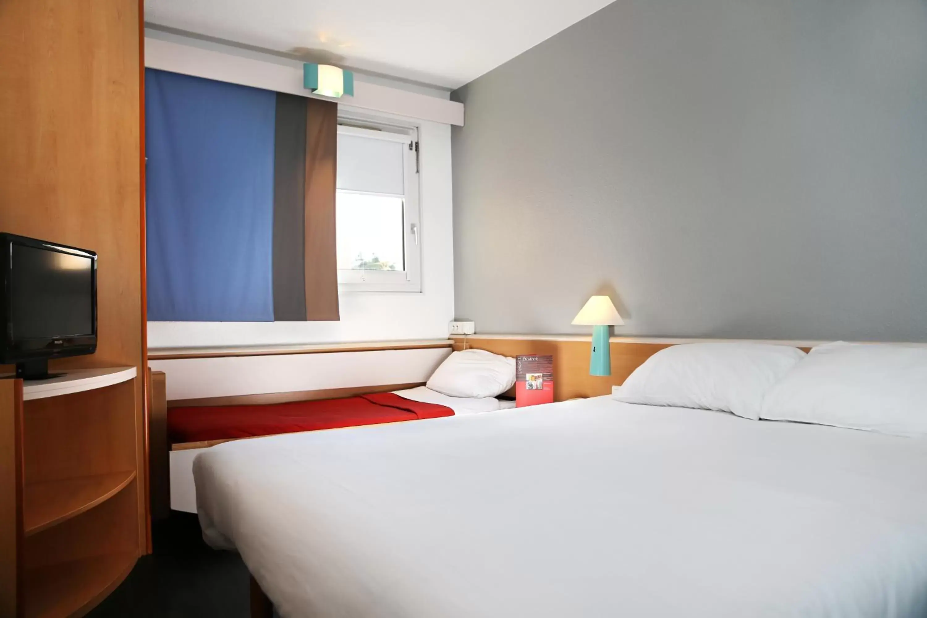 Photo of the whole room, Bed in ibis Orange Centre
