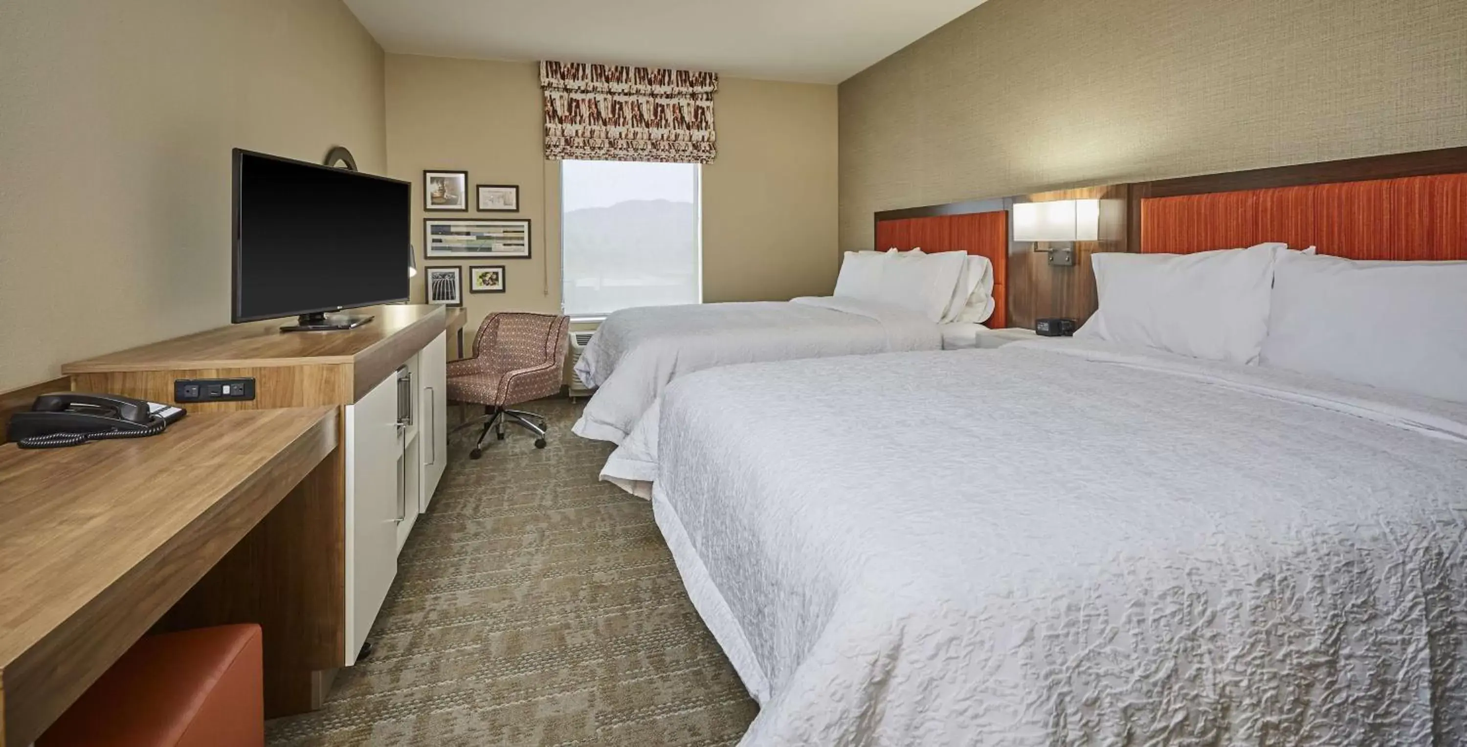 Bed in Hampton Inn & Suites Roseburg