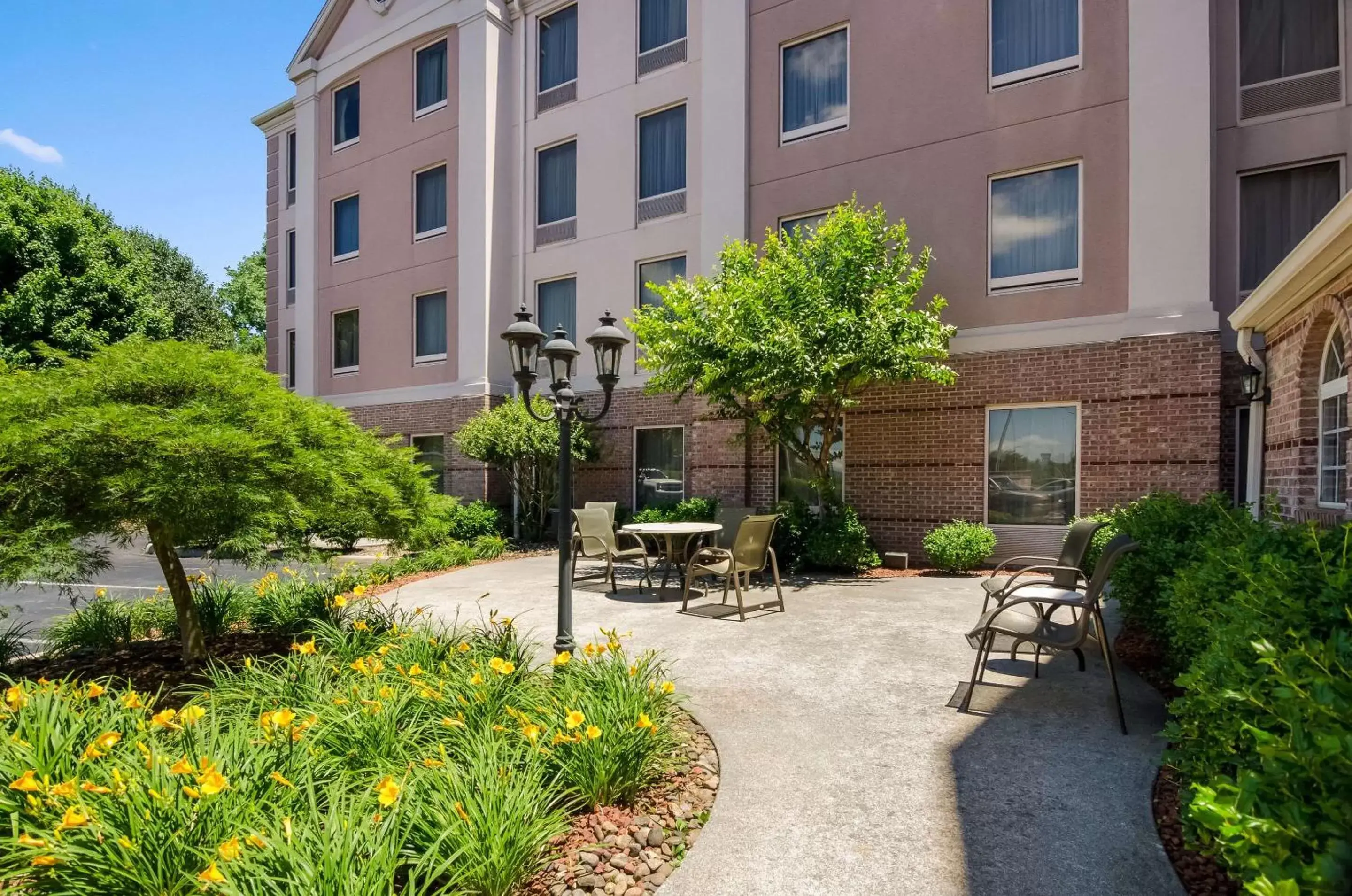 Swimming pool, Property Building in MainStay Suites Airport