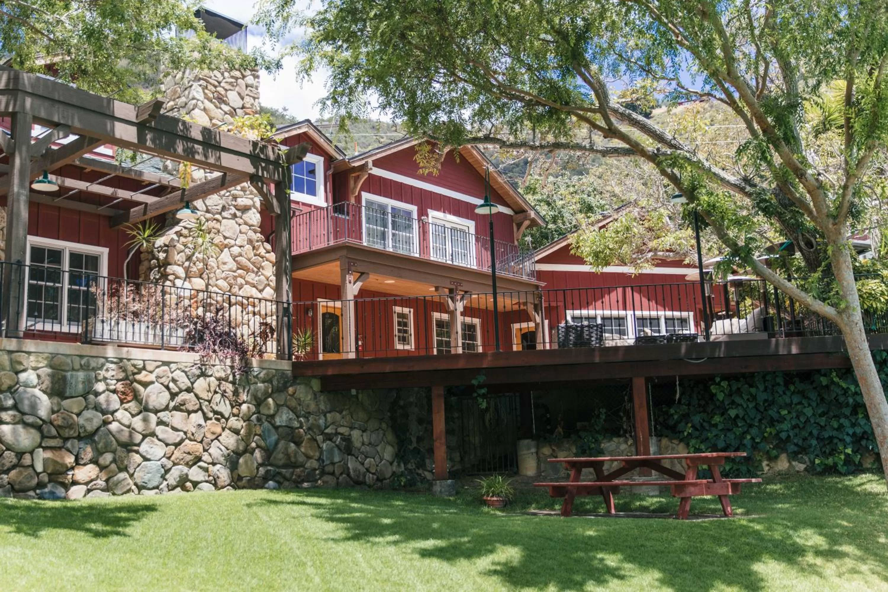 Communal lounge/ TV room in Circle Bar B Guest Ranch