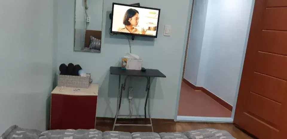 Bedroom, TV/Entertainment Center in Kimstay 9