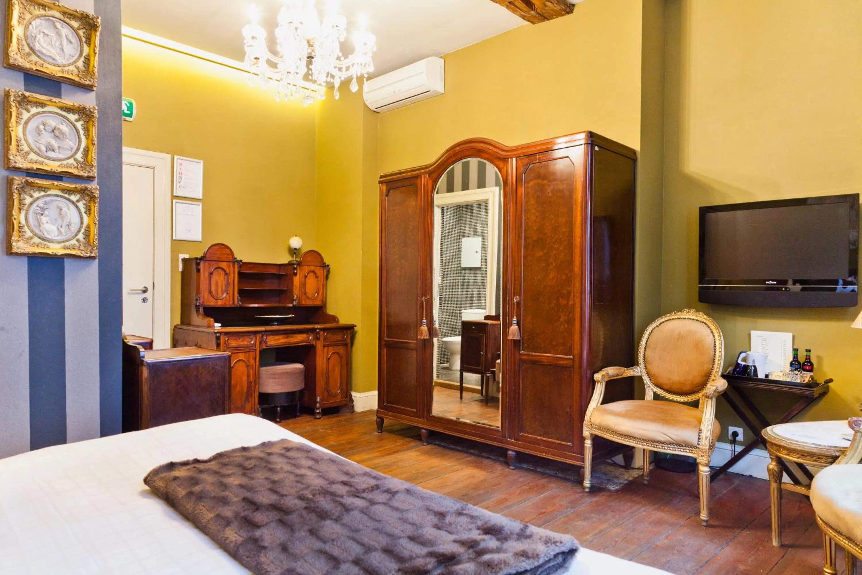 Decorative detail in Hotel Diamonds and Pearls