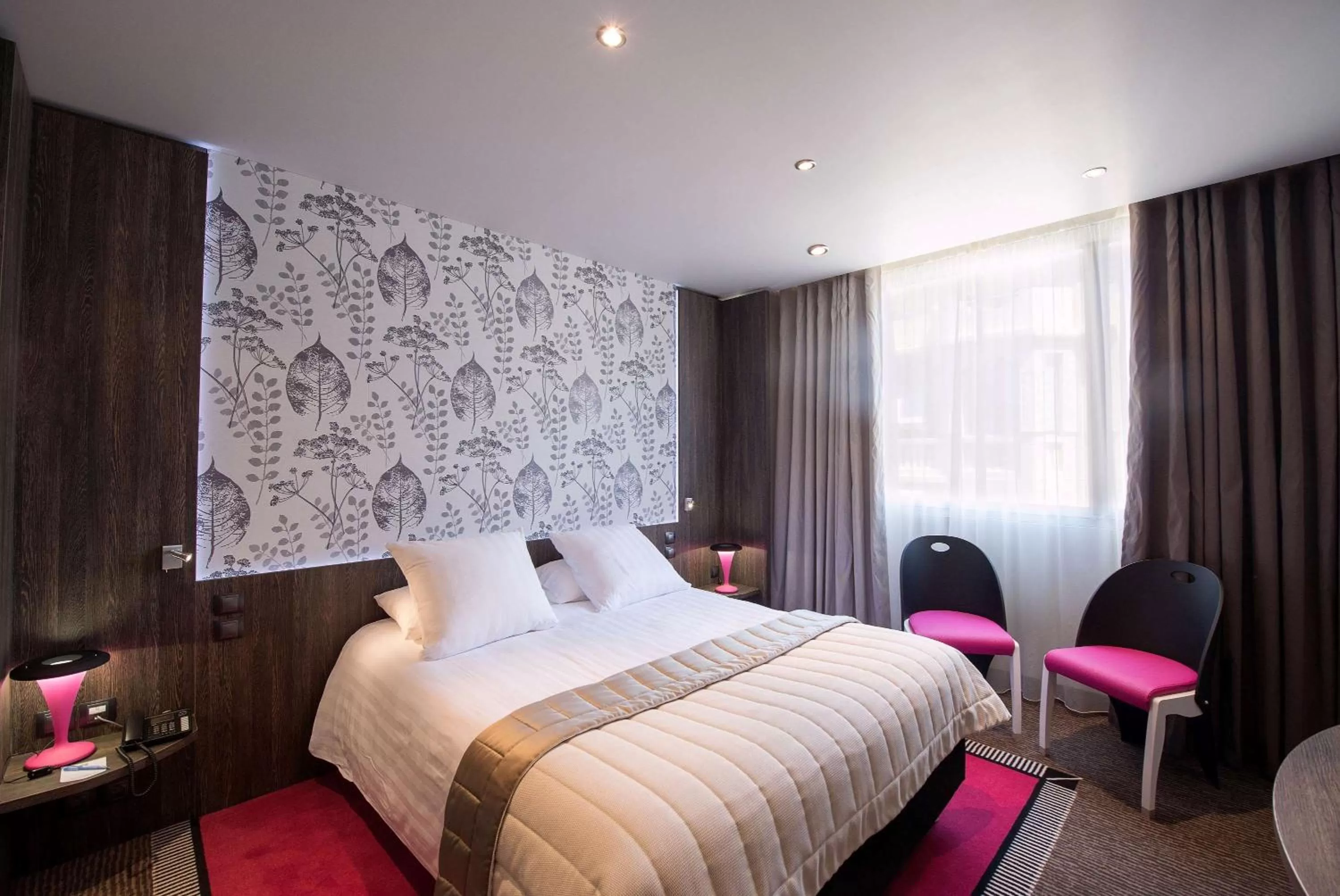 Bed in Best Western Premier Le Patio des Artistes Wellness Jacuzzi