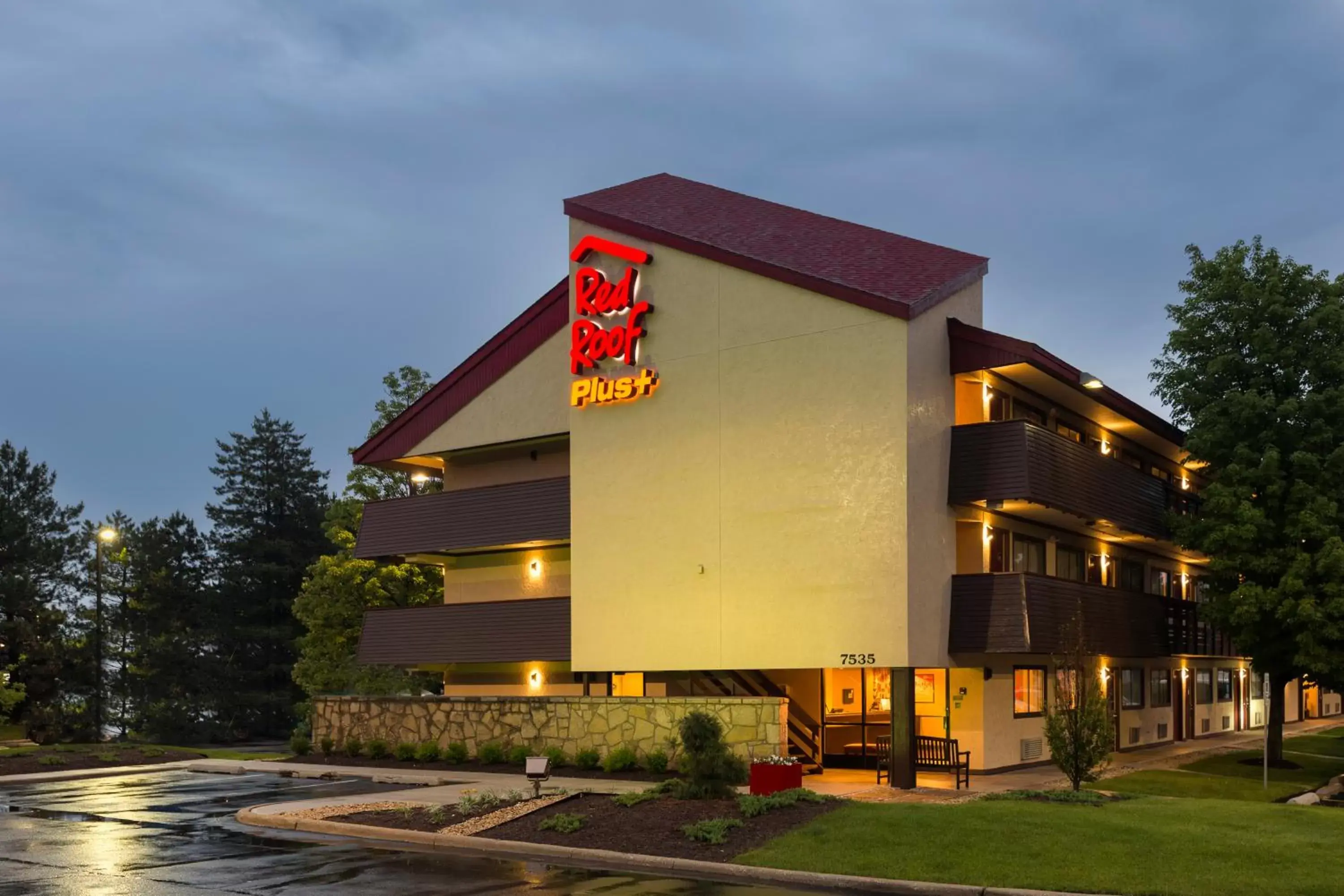 Property Building in Red Roof Inn PLUS+ Chicago - Willowbrook