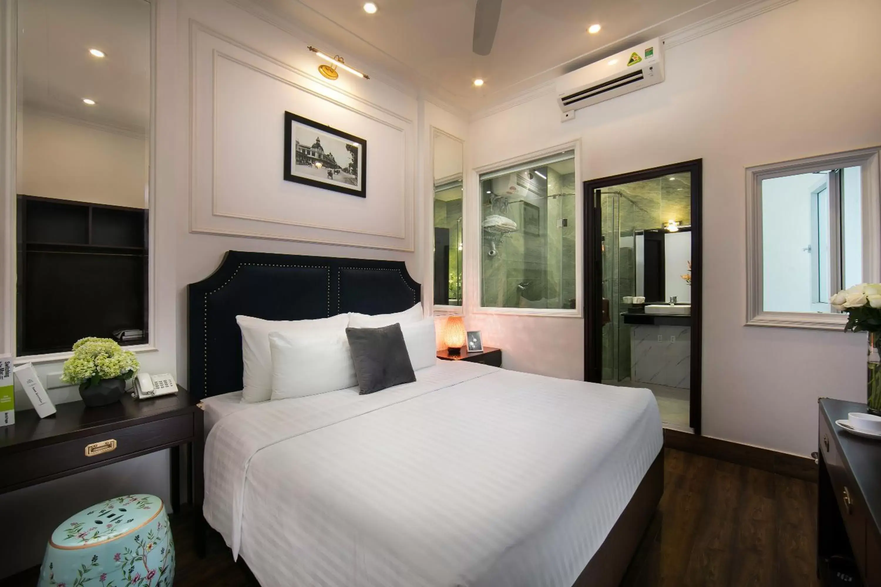 Shower, Bed in Golden Rooster Hotel