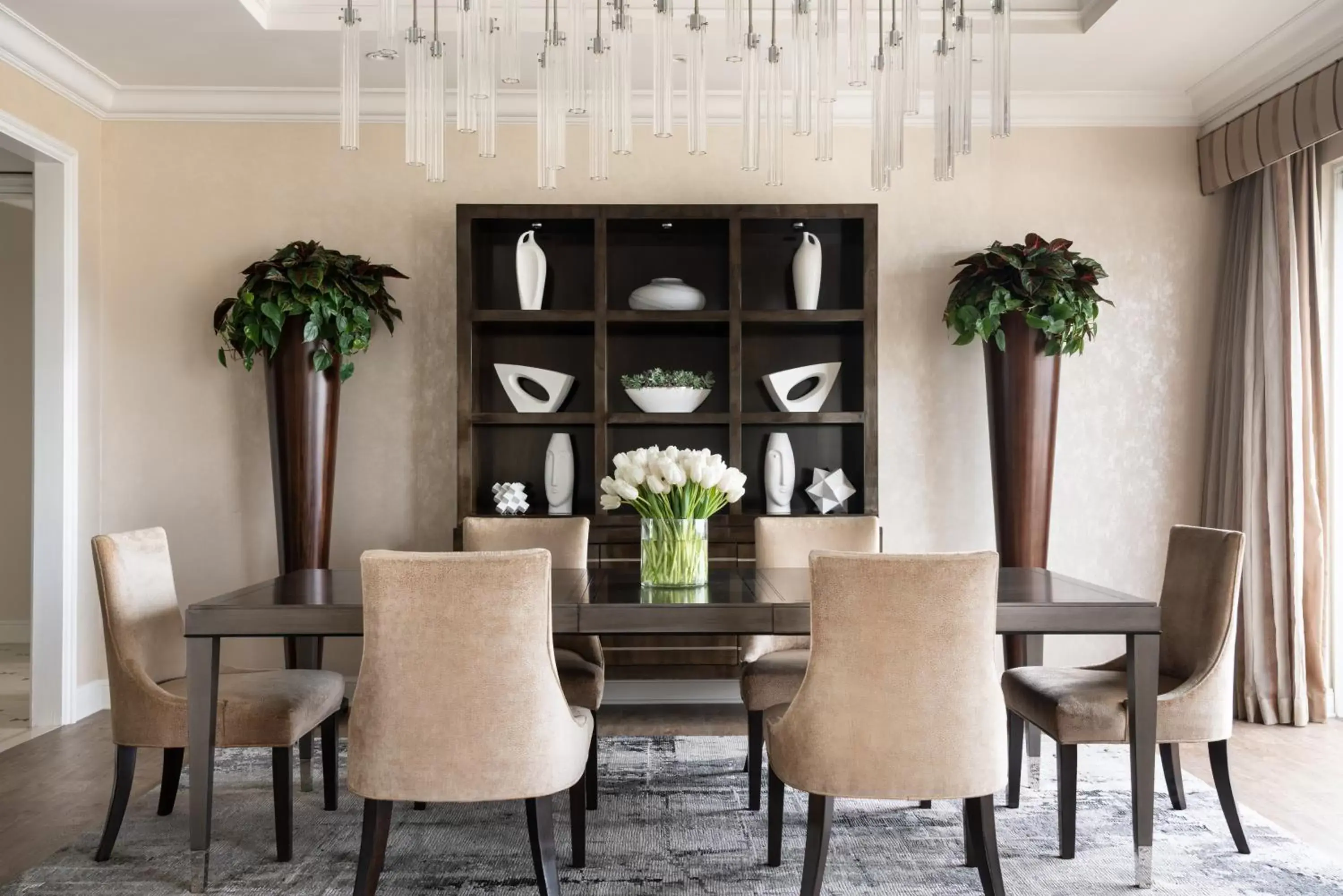 Seating area, Dining Area in Four Seasons Hotel Los Angeles at Beverly Hills