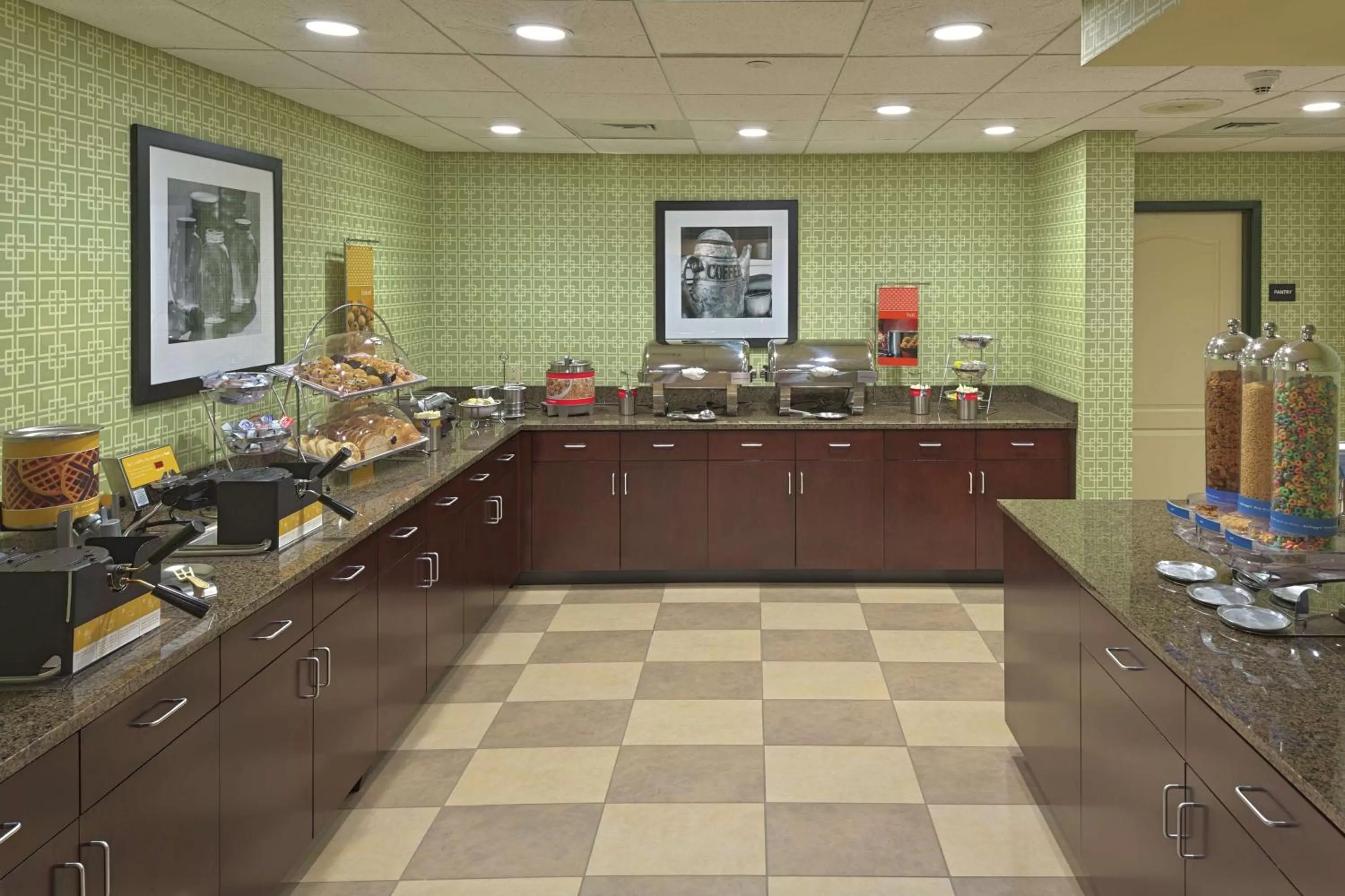 Dining area in Hampton Inn and Suites Asheville Airport