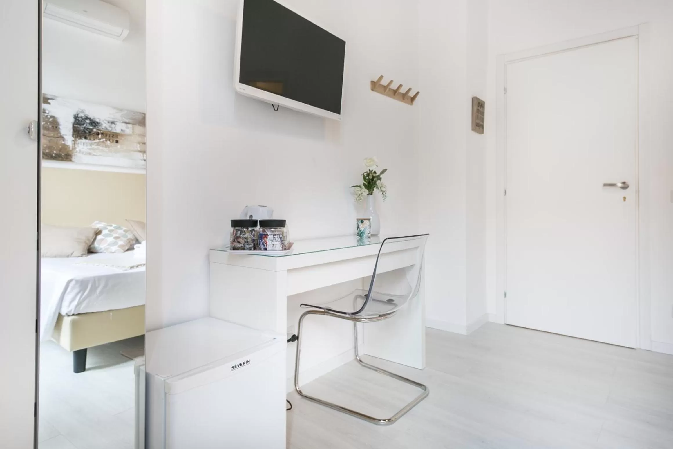 TV/Entertainment Center in White Ostilia B&B