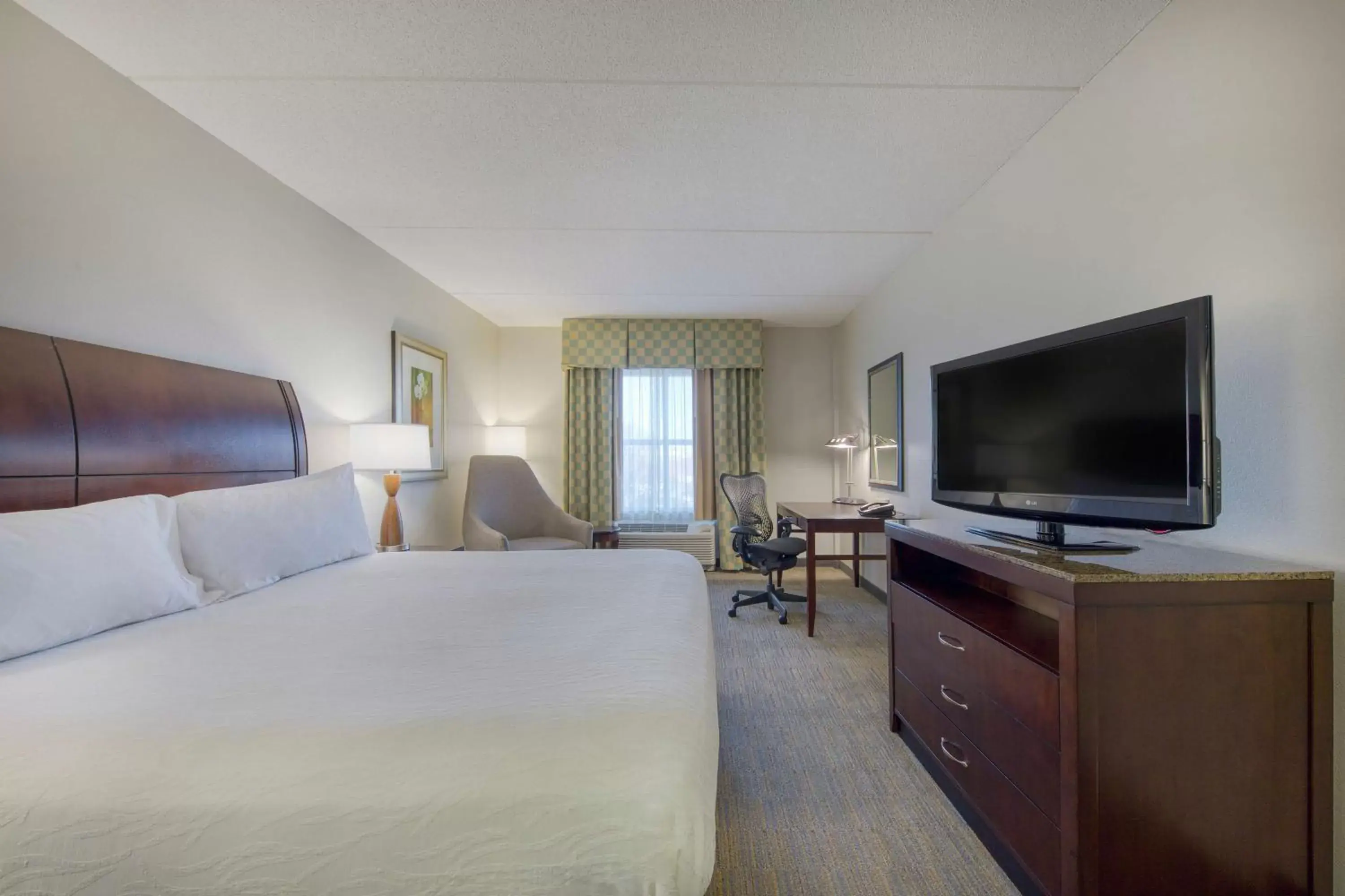 Bedroom, TV/Entertainment Center in Hilton Garden Inn Durham Southpoint