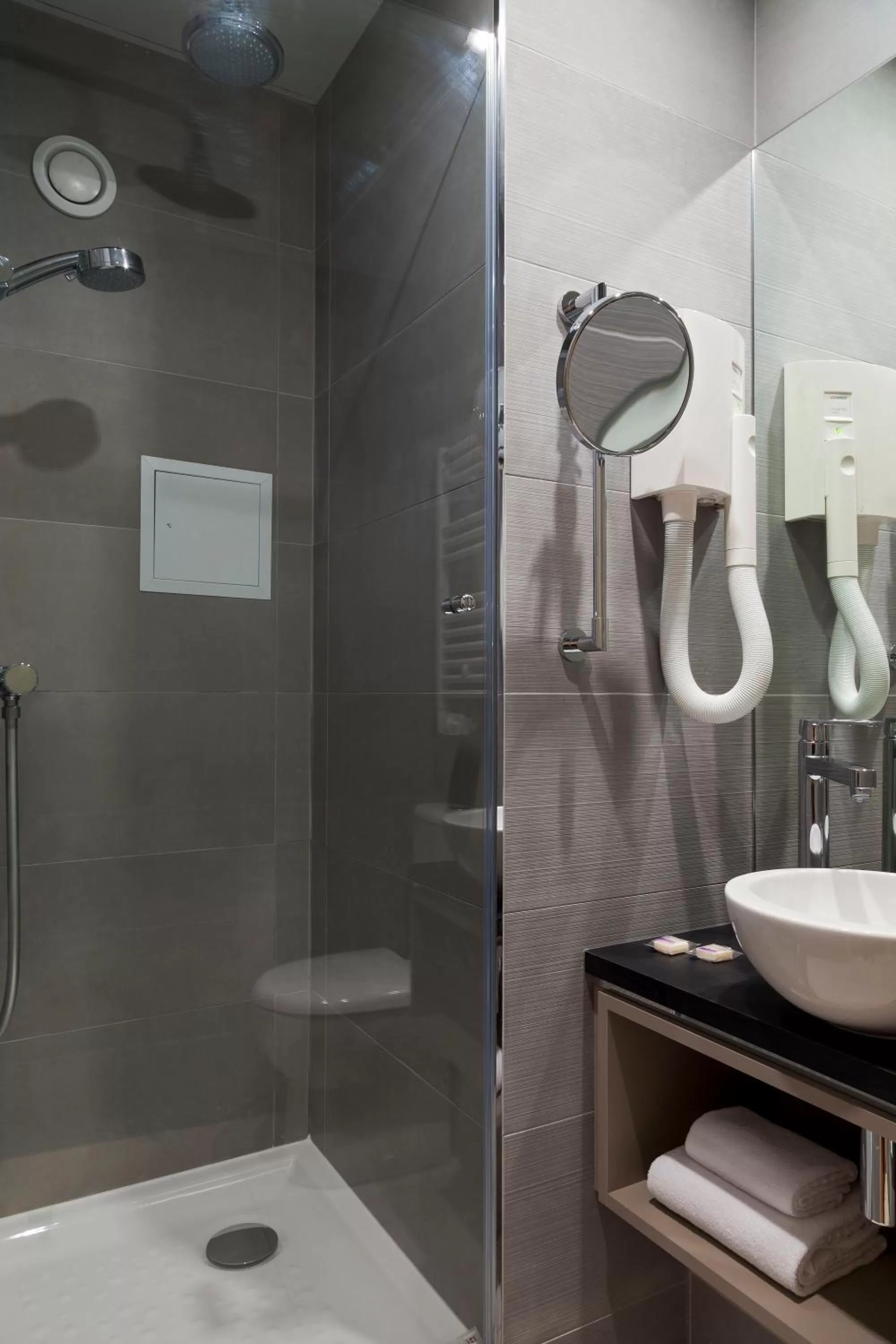 Shower in Timhotel Palais Royal