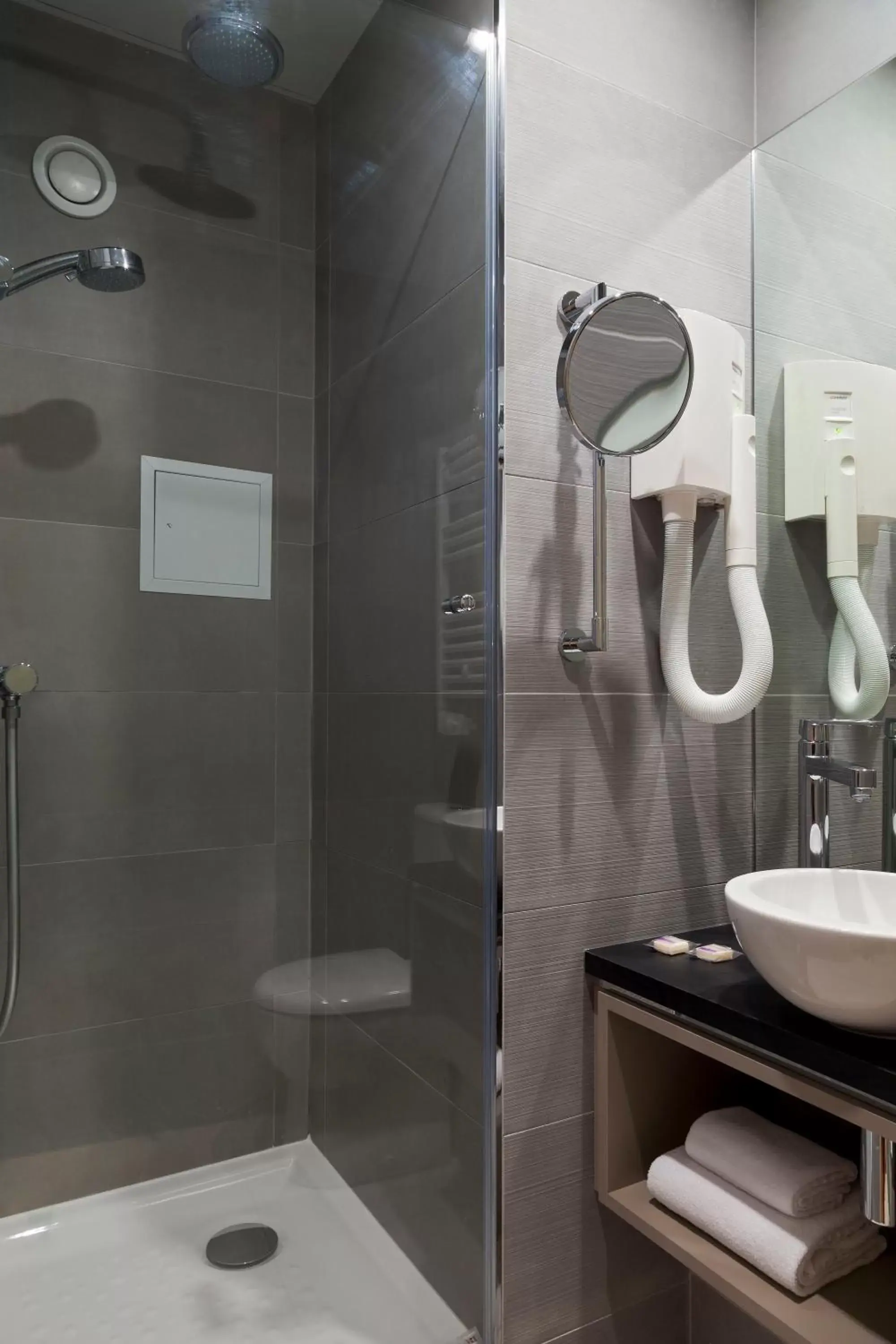 Shower, Bathroom in Timhotel Palais Royal