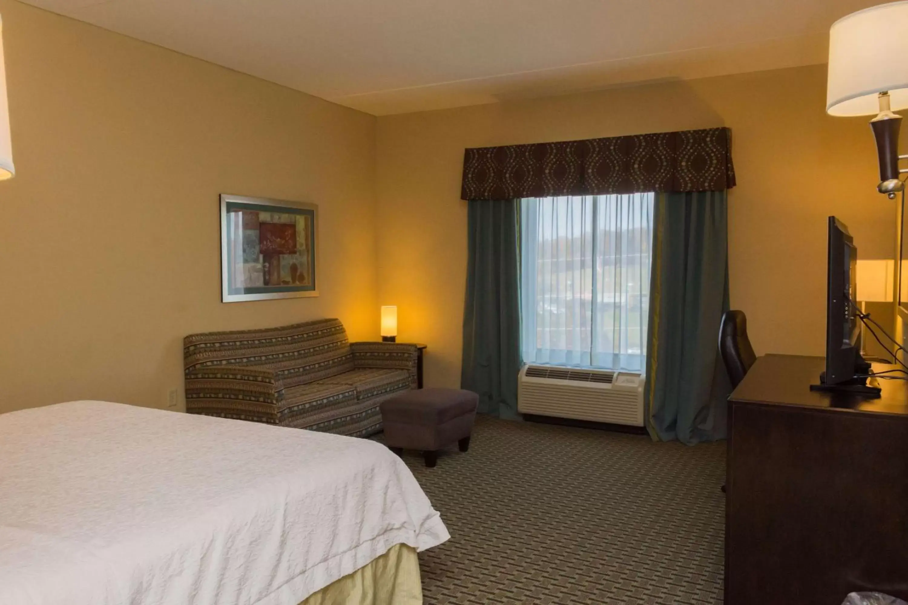 Bedroom, Bed in Hampton Inn Dandridge