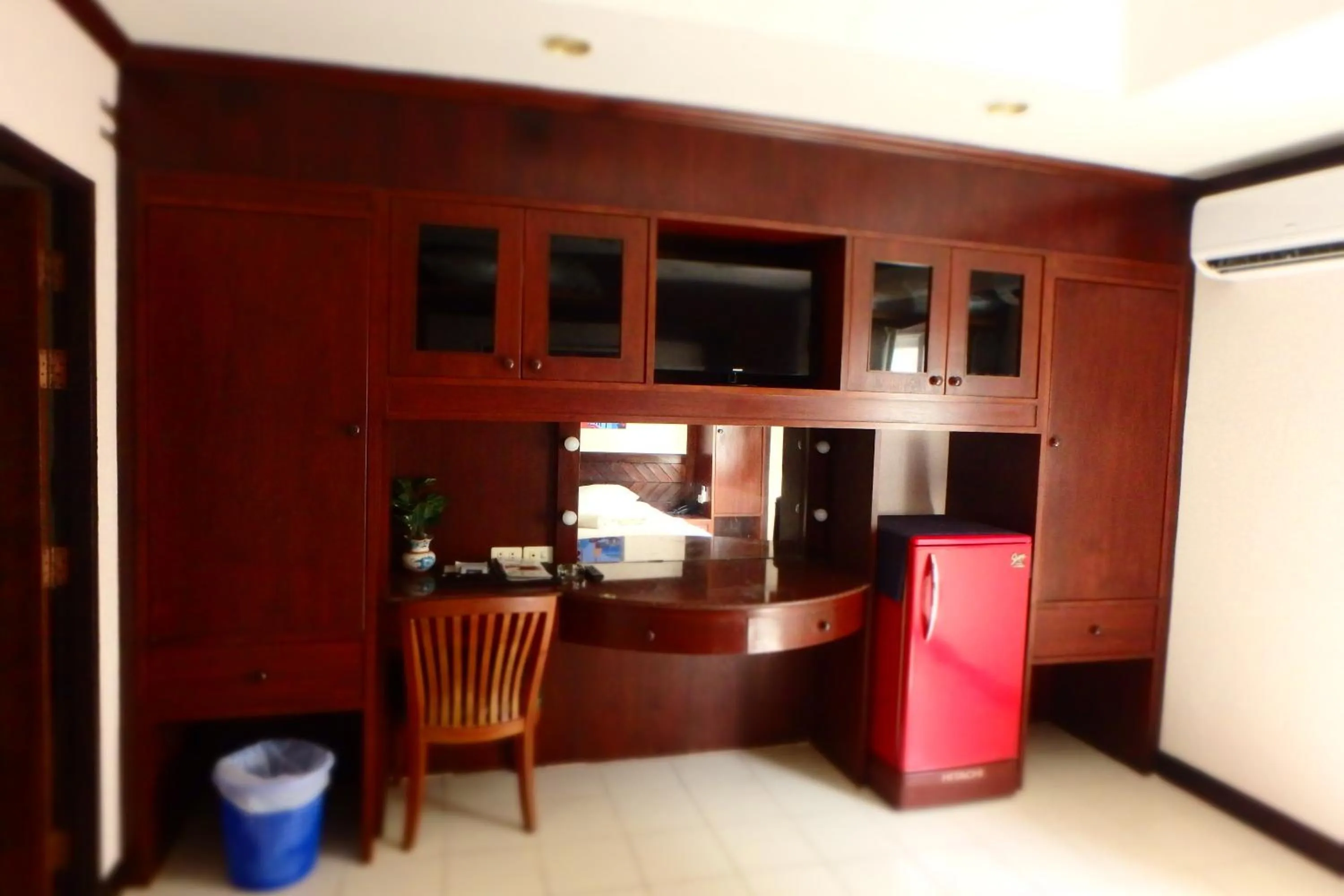 TV and multimedia in Karon Cafe Inn