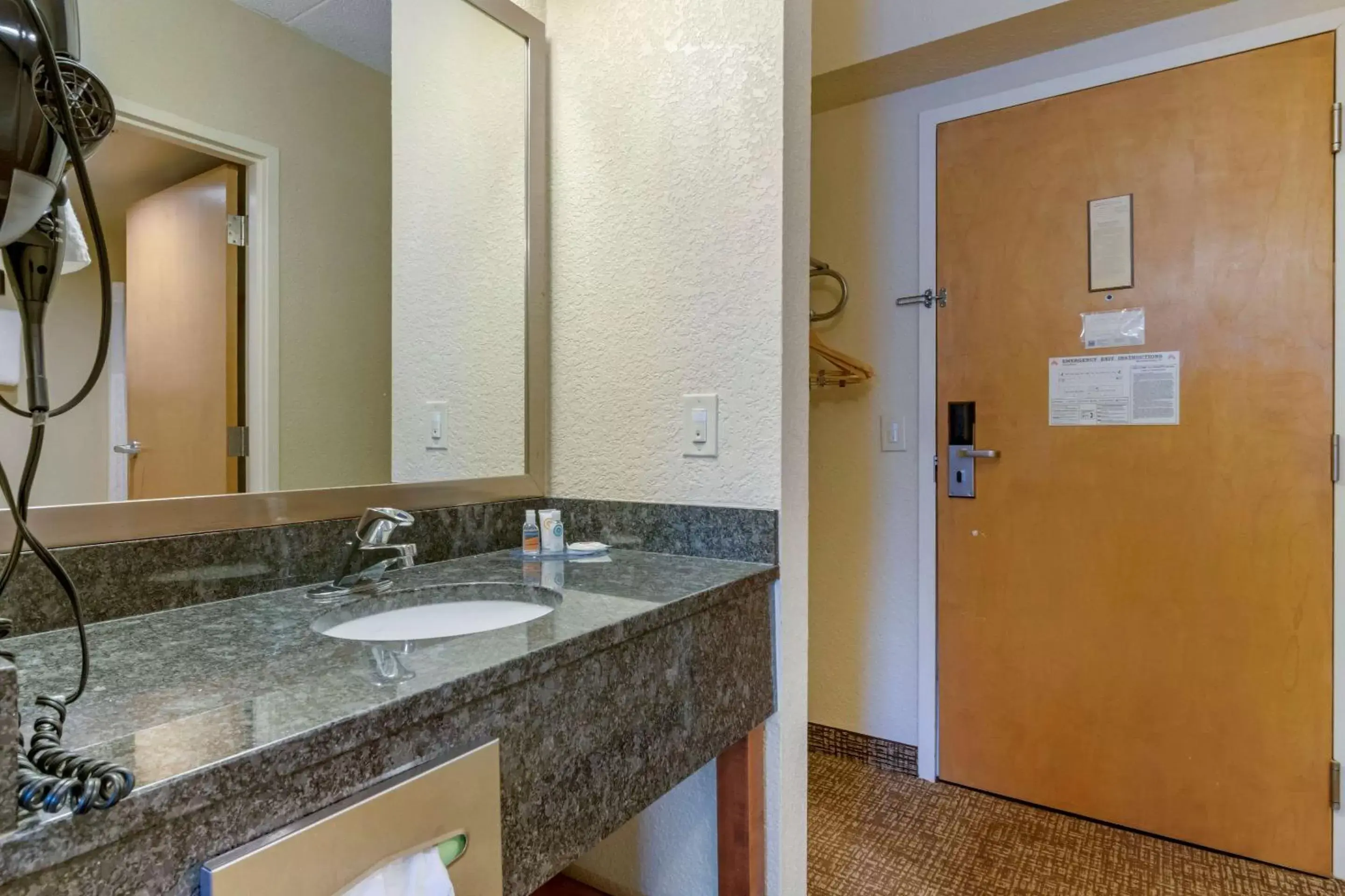 Bathroom in Comfort Inn Mechanicsburg – Harrisburg South