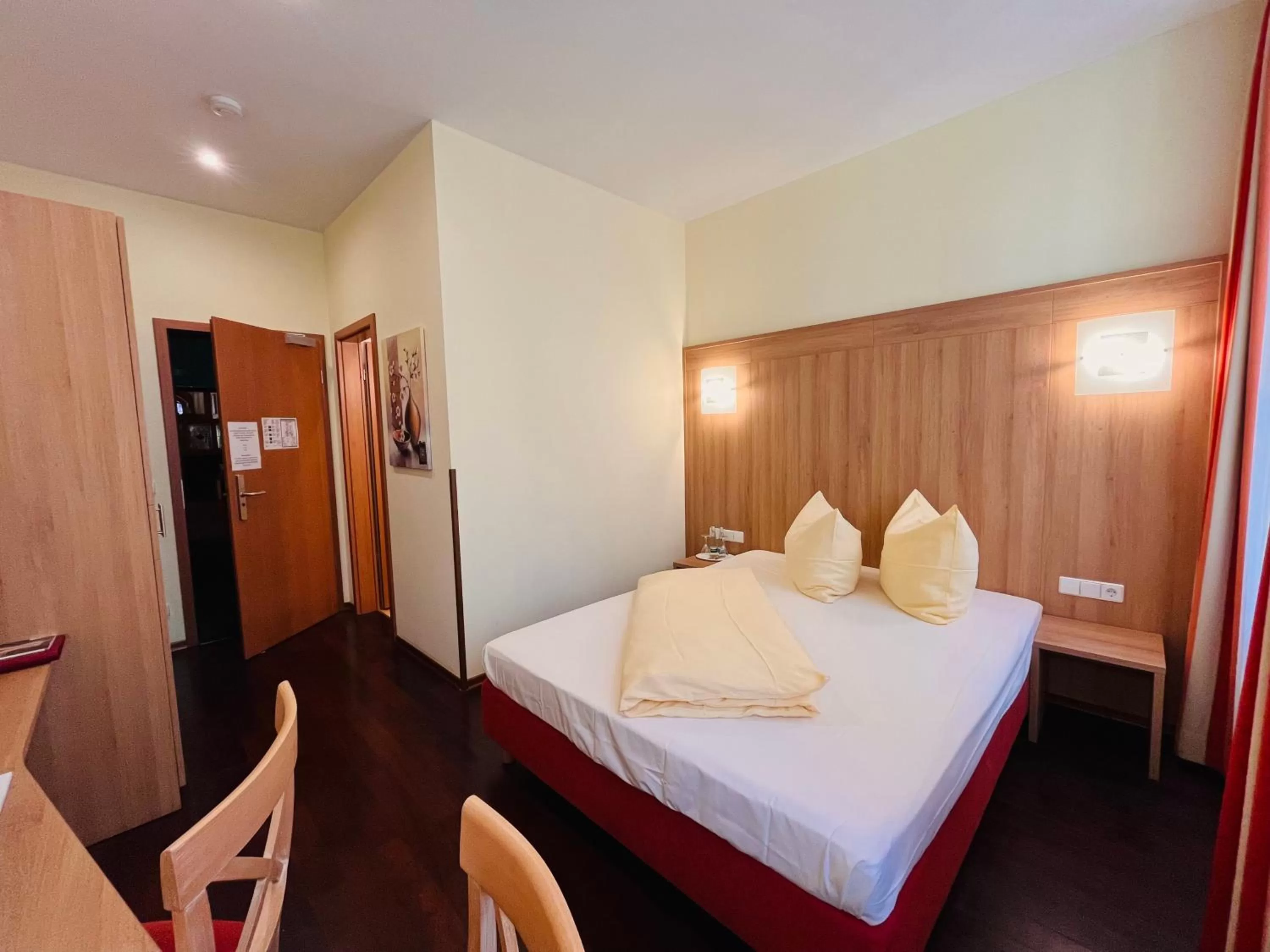 Photo of the whole room, Bed in Hotel Hoepfner Burghof