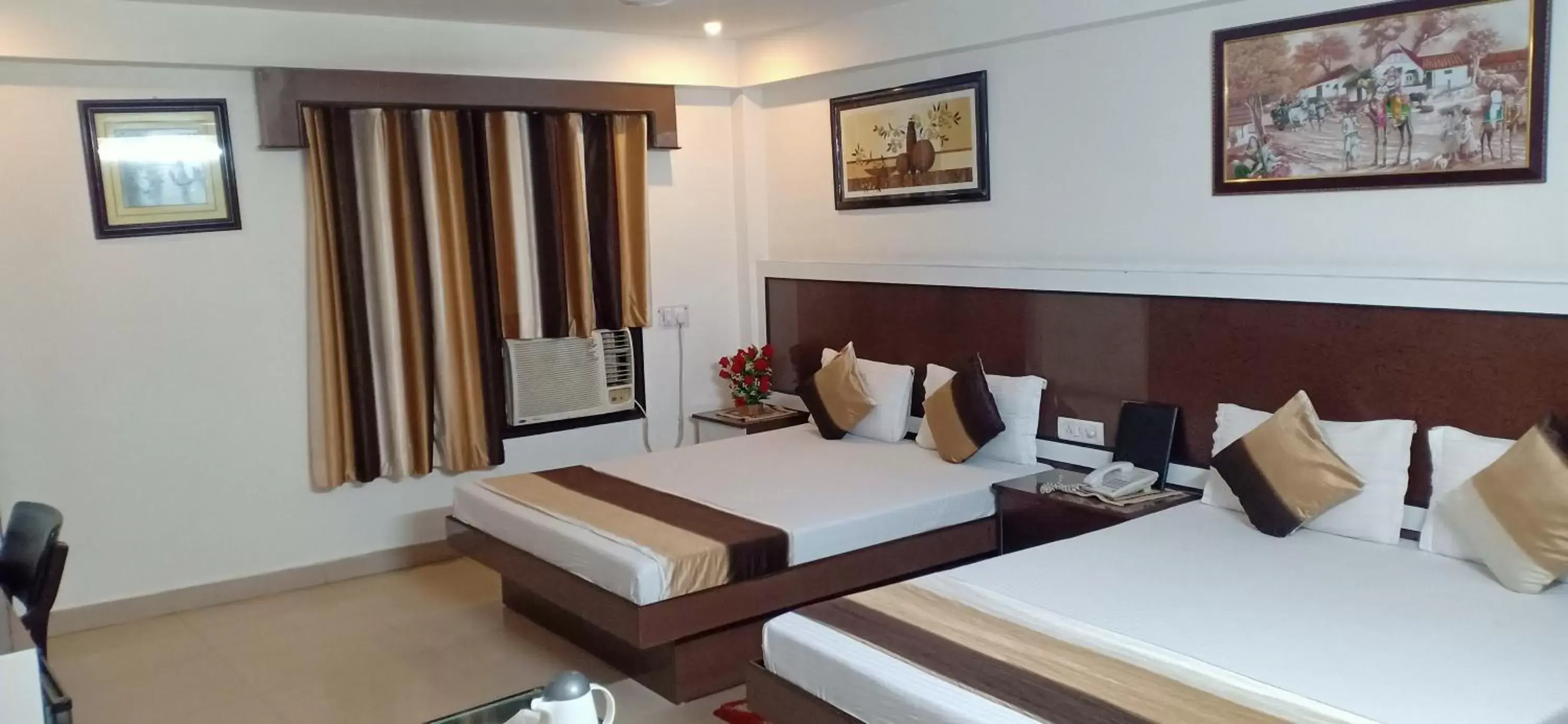 Bed in Hotel Su Shree Continental 5 Minutes Walk From New Delhi Railway Station