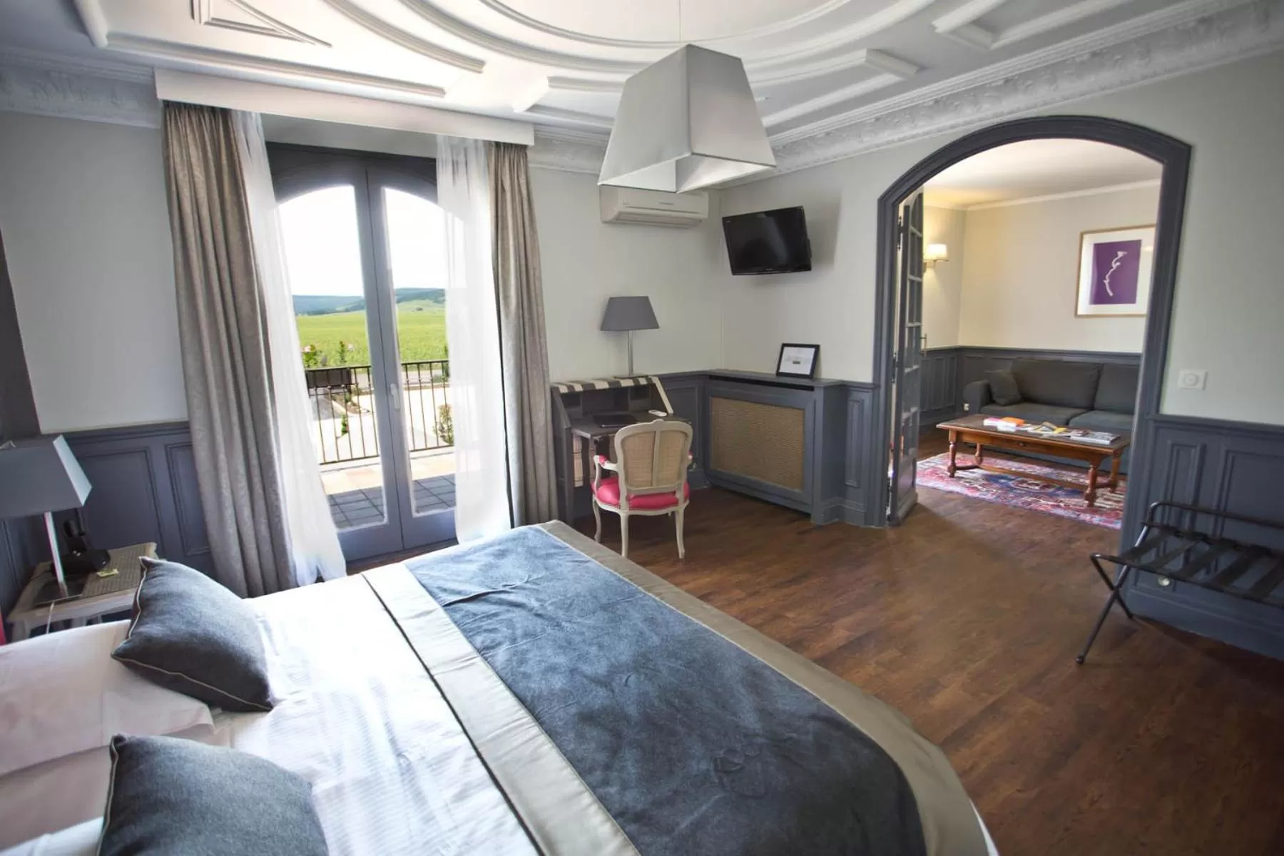 Living room, Bed in Ermitage De Corton - Teritoria