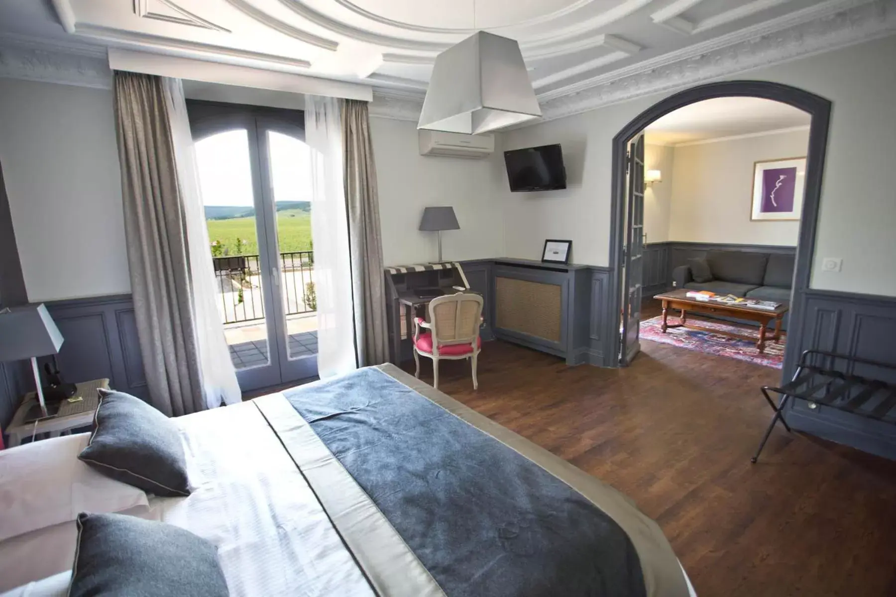 Living room, Bed in Ermitage De Corton - Teritoria Living room, Bed in Ermitage De Corton - Teritoria