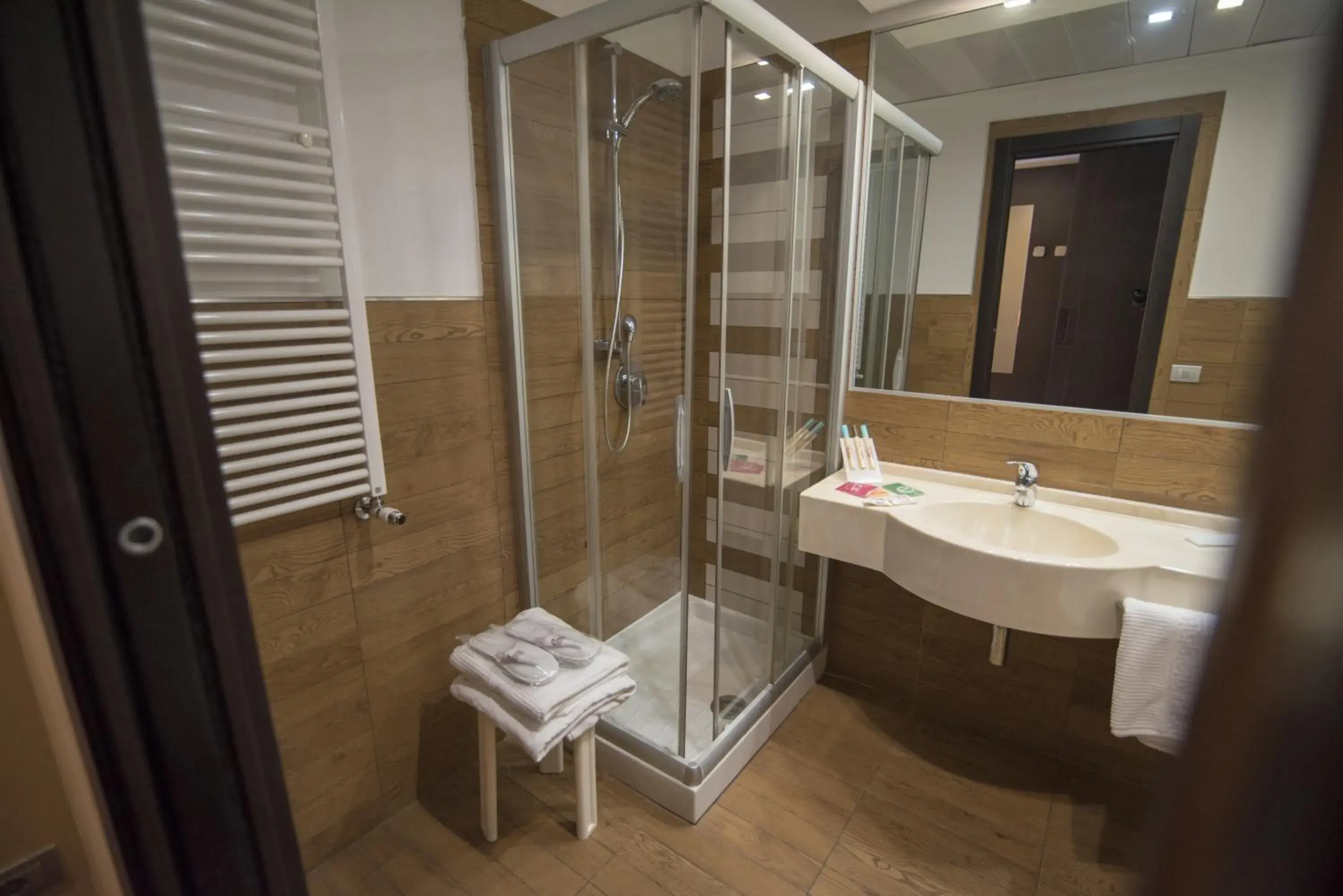 Shower, Bathroom in E' Hotel
