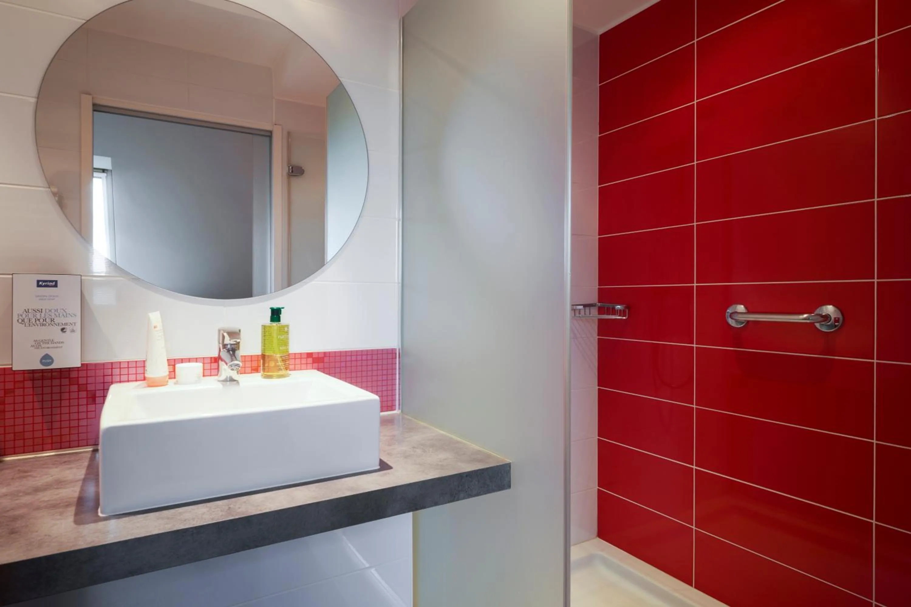 Bathroom in Kyriad Le Mans Est